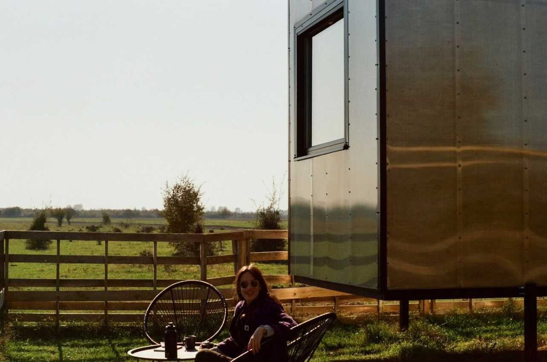 Petak ima poseban šarm kada najavi praznične dane i vikend u prirodi. 🌞
To je poziv da zamenite grad tišinom, obaveze odmorom i užurbanost trenucima koji se pamte.
Za svoj prolećni beg, rezervacije možete izvršiti putem sajta www.buzzoffski.com