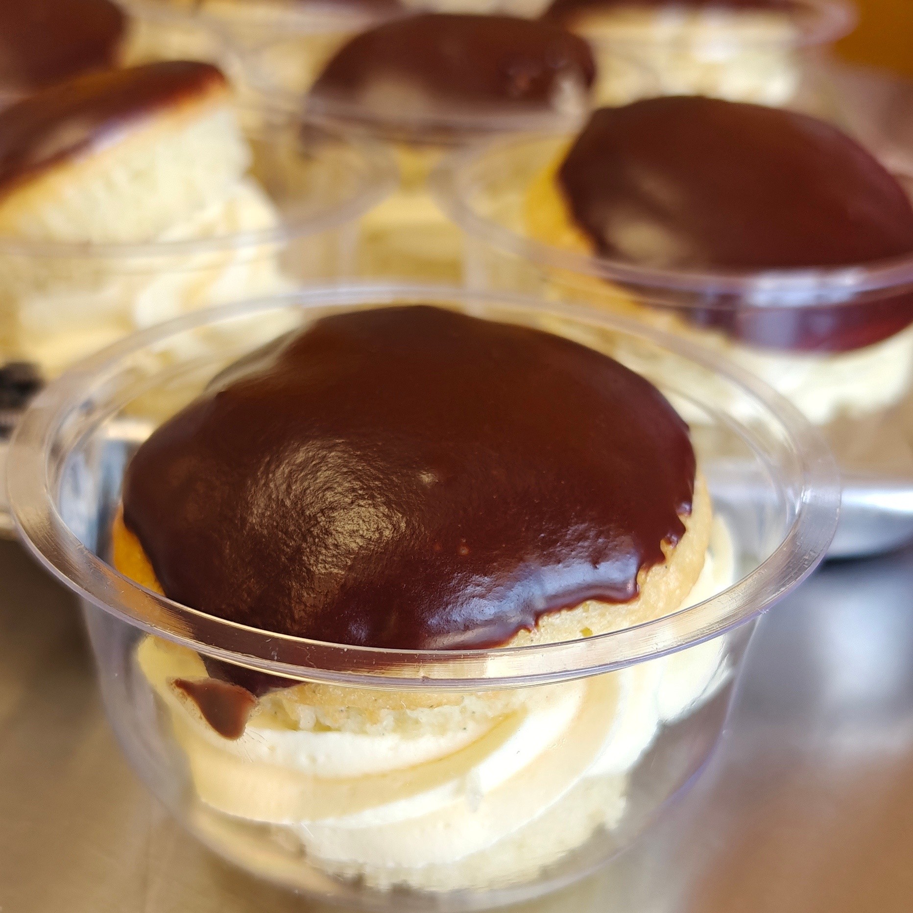 Some desserts never go out of style… Boston Cream Cupcakes are definitely one of them. 🍫
Soft vanilla cake filled with silky vanilla pastry cream and topped with a rich chocolate glaze. It’s the classic Boston cream pie you love, just in perfectly portioned cupcake form.
Simple, classic, and absolutely irresistible.
#senzaglutenfree #glutenfreebakery #glutenfreecupcakes #bostoncream #glutenfreedessert #vegaslocals #glutenfreevegas #glutenfreelife