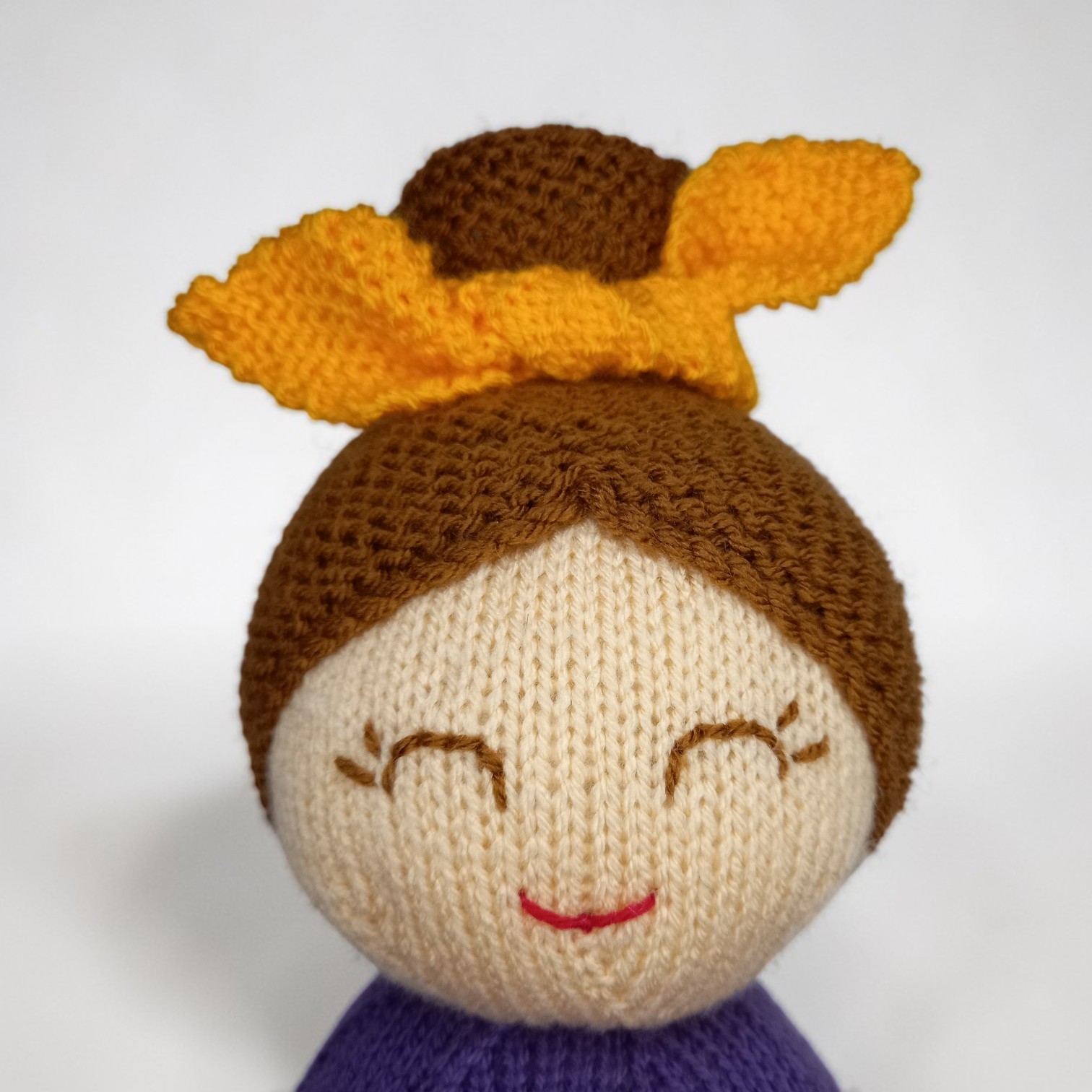 Couldn’t resist sharing a close-up of this happy little face! I love how the smiling face and the knitted hair with its sunny yellow tie came together—and so easy to knit and embroider!
Totally safe for the littlest child to play with, too!
As usual, you'll find all the pattern links in my bio.
#KnittedDoll
#HandmadeDetails
#EmbroideredFace
#KnittedHair
#YarnArt
#CraftyDetails
#DollMaking
#HappyHandmade
#YellowAccent
#SoftToyLove
#CloseUpKnits
#KnittersOfInstagram
#HandmadeJoy
#ToyPhotography
#KnitInspiration
