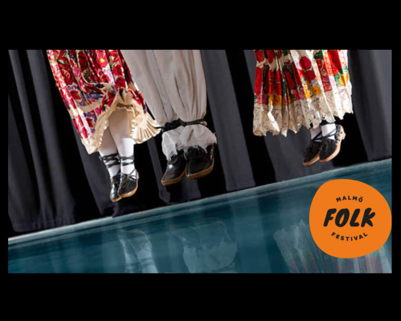 ✨ Malmö - don’t miss this ✨
Rum i Dans invites you to Danser från världen (Dances from the World) – a project exploring folk dance as a living and evolving cultural heritage, presented as part of Malmö Folk Festival.
📍Location for both events: Skånes Dansteater (Studio 2, Bågen), Malmö
🔹 Workshop
🗓 April 11
⏰ 10:00–12:00
A free workshop for dance practitioners exploring methods and perspectives on folk dance today.
Sign up: https://www.medborgarskolan.se/arrangemang-sok/danser-fran-varlden-1498578/
🔹 Performance & Feedback Session
🗓 April 11
⏰ 16:00–17:00
A work-in-progress performance followed by an open feedback session where the audience can engage in the artistic process.
Tickets: https://www.skanesdansteater.se/work-progress-danser-fran-varlden
More info about the festival: https://www.malmofolkfestival.se