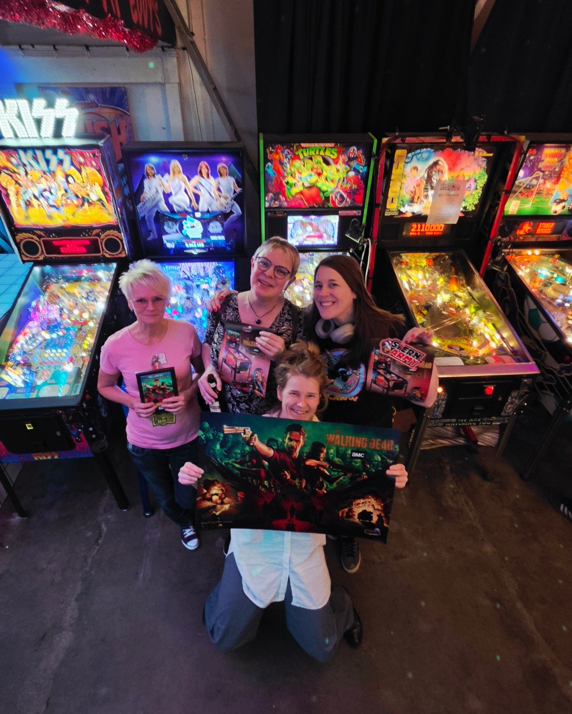 Många tävlingar blev det denna veckan 🏆‼️
Vi firade att helt nya The Walking Dead anlände med två Stern Army premiärtävlingar på långfredagen.
I damtävlingen, av tio tävlande, tog Pia hem pokalen medan Fia knep andraplatsen och Karyn och Ulla delade på tredje.
I den öppna tävlingen var det 29 tävlande och efter många rafflande matcher stod Elias EAP som segrare, följt av Mattias OST, Karyn KKH och David JAR.
Det blev även en trösttävling i fredags med elva deltagare. Där vann Claes över Andrew i sista avgörande matchen på Ballys Kiss från 1979.
Karl KGB vann utlottningen av en TWD banner och Thomas vann en TWD translite från Stern Pinball 🧟♀️
Men, det slutar inte där! Det var även onsdagstävling som vanligt. Av 23 tävlande där tog Tomas MAZ hem tävlingen före Ted TED, Erik ERJ och David JAR.
Vecka 15 har vi "bara" tävling på onsdag vid 19 (ingår i inträdet om man vill tävla). Vi har öppet onsdag till lördag som vanligt.
Varmt välkomna till oss på Sockerbruket 22 🔴