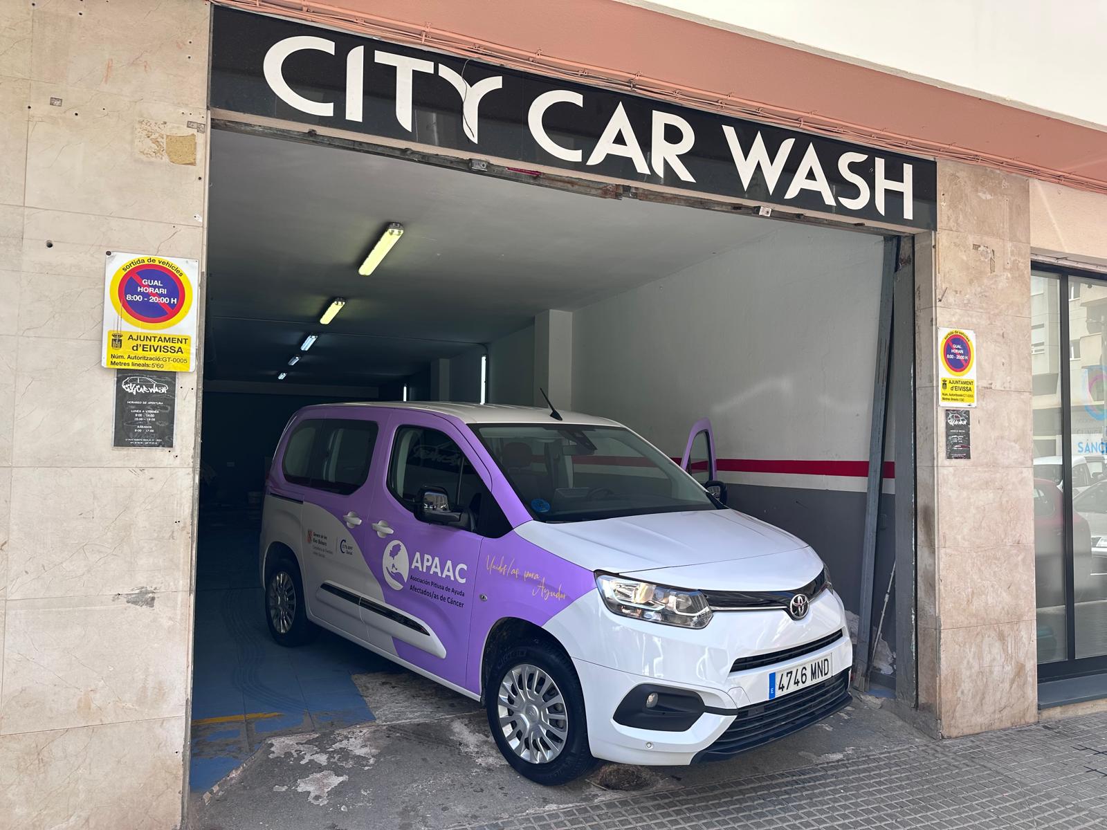 Desde APAAC queremos dar las GRACIAS de corazón a CITY CAR WASH.
Gracias por vuestro ofrecimiento a limpiar nuestra furgoneta de la asociación de forma totalmente gratuita. ¡La habéis dejado impecable!
Este tipo de gestos, tan sencillos y a la vez tan enormes, nos llenan de energía para seguir trabajando por las personas afectadas de cáncer y sus familias en las Pitiusas.
Gracias, CITY CAR WASH, por sumar vuestro granito de arena con profesionalidad y, sobre todo, con mucha humanidad. 🙌
¡Que nunca falten empresas como vosotros!
#APAAC #CITYCARWASH #GraciasSolidarias #CáncerPitiusas #EmpresasComprometidas #LasPequñasCosasImportan