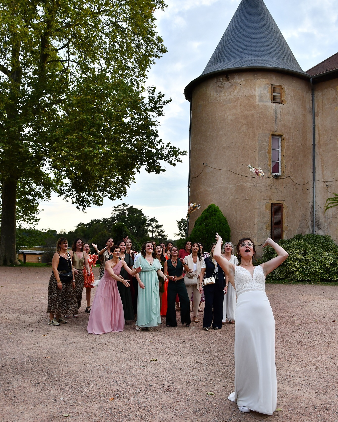 Future mariée, as-tu pensé à ton lancer de bouquet ? Tu seras plutôt traditionnel ou plutôt original ?
Je suis là pour le capturer et te donner des images 100% naturelles.