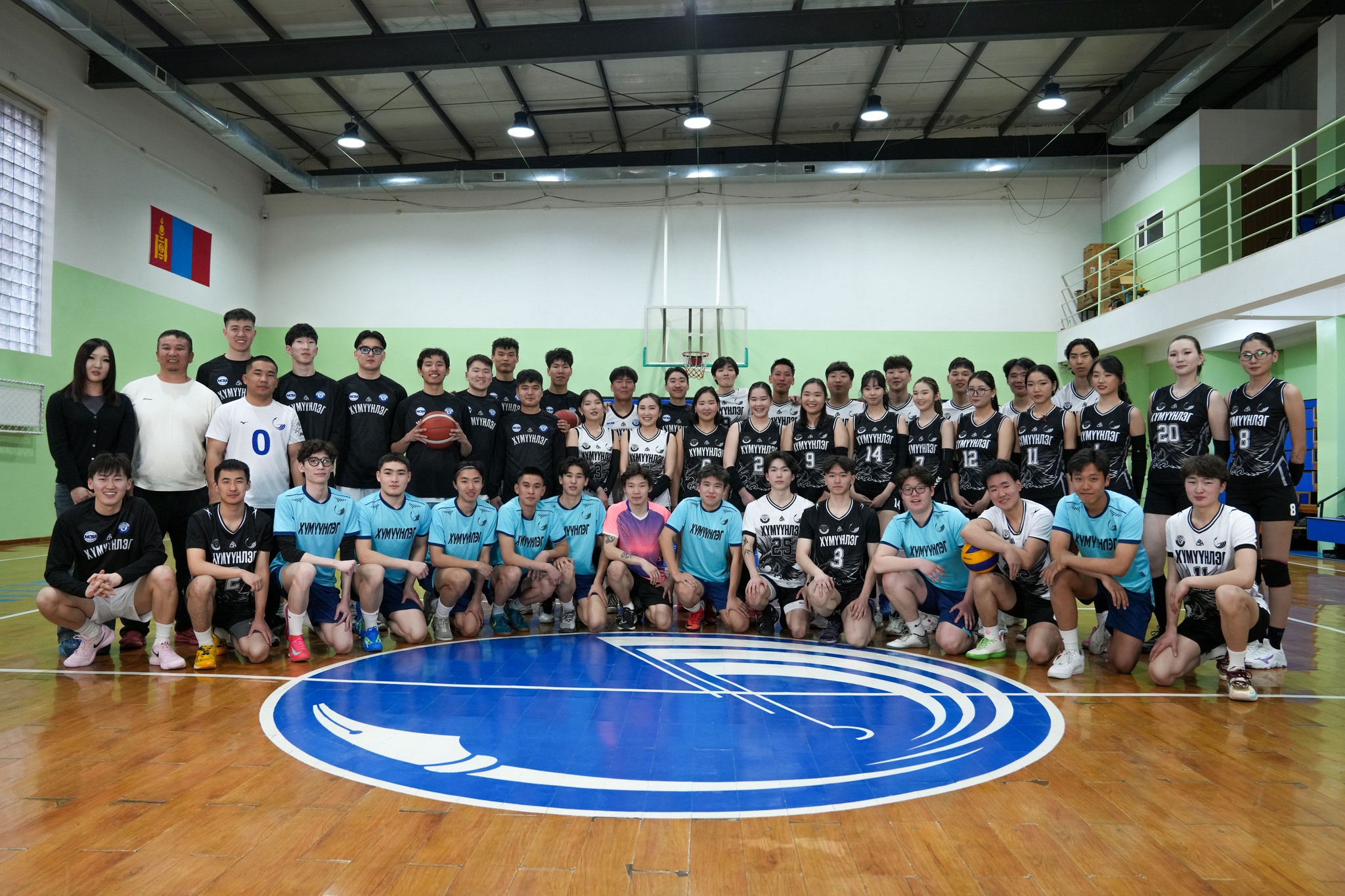 Оюутны спортын VII наадамд Хүмүүнлэгийн Ухааны Их Сургуулиас нийт 57 тамирчин оролцож, ширээний теннис, шатар, футзал, чөлөөт бөх, жудо бөх, сагсан бөмбөг, волейбол гэсэн долоон төрөлд хүч сорин өрсөлдөнө.
Шигшээ багийн тамирчдыг дасгалжуулагч багш Б.Эрдэнэбат удирдан чиглүүлж байгаа бол багуудын үйл ажиллагааг ОУХ-ны 2-р түвшний оюутан Н.Урангоо менежер хариуцан ажиллаж байна.