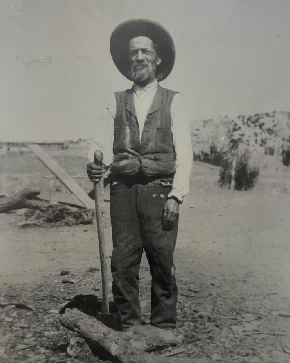 This did not take place in the 16th century during the Reformation, but in Chimayó in 1910—at a time when New Mexico would not join the Union 🇺🇸 until 1912...
One of the great-uncles of my friend Erasmo (the oldest barber 💈 in New Mexico) was named Agapito—a proud man possessed of great charisma, as this magnificent portrait clearly shows.
Thus, in defiance of Catholic Church rules, Agapito brought the very first Spanish-translated Bible into the Chimayó Valley.
For this act, he was excommunicated and became a Presbyterian.
This practice of excommunication remained in effect right up until the 1970s.
Indeed, some of my own friends were sent by their Catholic parents to attend Protestant Presbyterian schools.
Consequently, entire families were excommunicated!
And the scars of this history remain to this very day.
Ceci ne s’est pas passé au XVI Siècle durant la réforme, mais a Chimayó en 1910 alors que le Nouveau Mexique ne rejoindra l’Union 🇺🇸 qu’en 1912 …
Un des grand oncle de mon ami Erasmo ( le plus vieux ( barber 💈du Nouveau Mexique) s’appelait Agapito , un homme fier ayant du charisme comme le montre ce magnifique portrait.
Donc ,Agapito désobéissant aux règles de l’église catholique apporta dans la vallée de Chimayó, la première Bible traduite en espagnol .
Il en fut excommunié et devint Presbytérien.
Cette pratique de l’excommunion fut appliquée jusque dans les années 1970 .
En effet certains de mes amis ont été envoyés par leur parents catholiques , dans des écoles protestantes presbytérienne.
Les familles entières furent alors excommuniées !
Et ceci a laissé des traces encore de nos jours