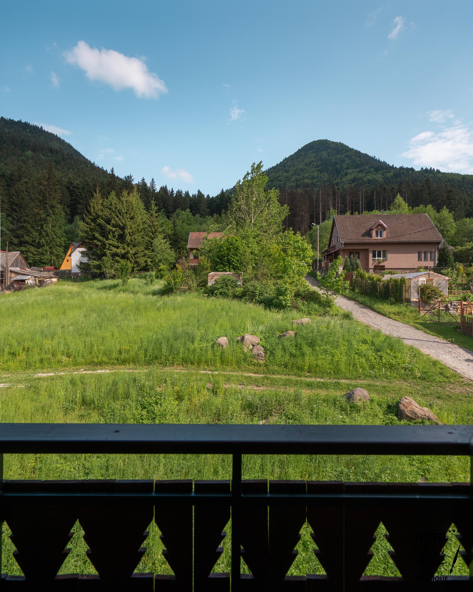 Sunt locuri unde mergi…
și sunt locuri unde revii.
Arte Boutique Rooms este unul dintre acele locuri.
Un spațiu între munți, unde fiecare cameră este diferită, aerul este mai curat, iar liniștea devine parte din tine.
#ArteBoutiqueRooms #LocuriCareTeCheamă #RelaxareÎnNatură #Tușnad #CazareUnică #SlowLiving #TravelRomania #BoutiqueStay #FeelGoodPlace #Reconnect