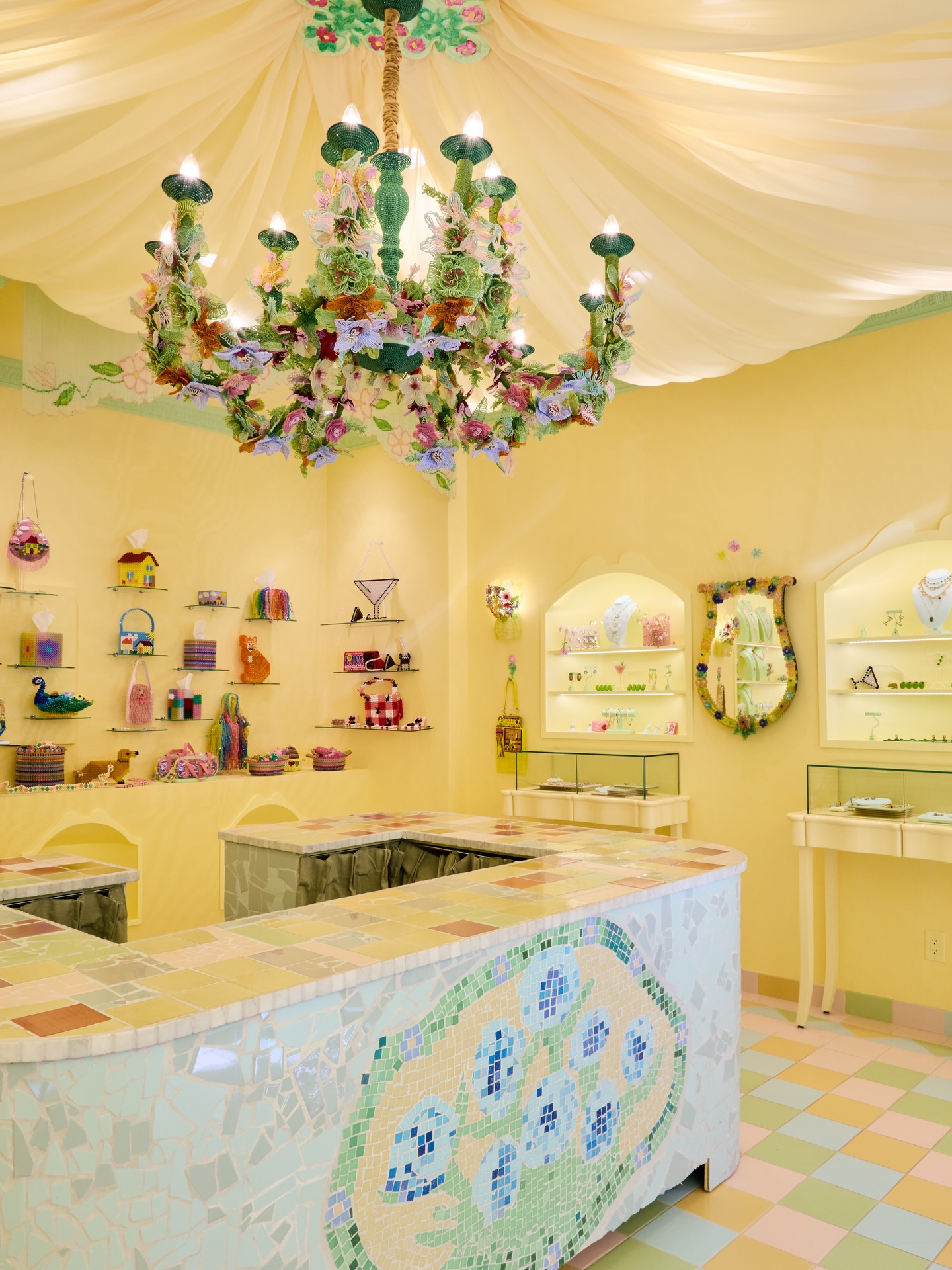 Le magasin de @susan_alexandra vient tout juste d’ouvrir à New York et on est complètement fans de sa scénographie ✨
Chaque détail de la boutique raconte une histoire, colorée, poétique et pleine de magie. Un vrai régal pour les yeux et l’inspiration 💛