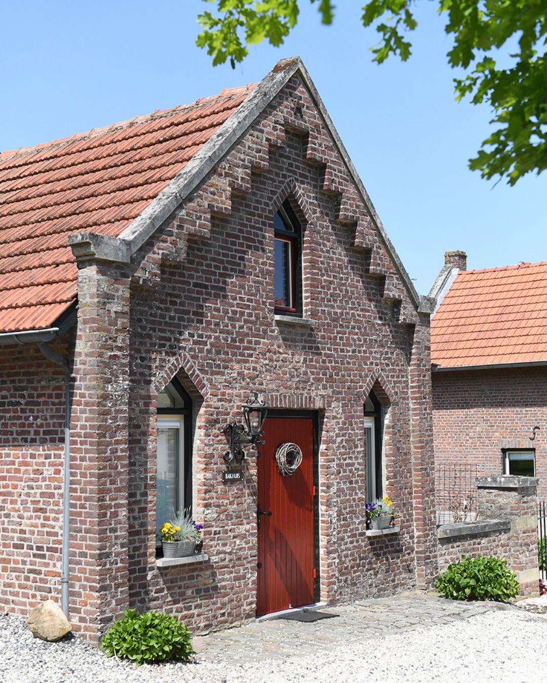 Dit schattige bakhuisje voor 2-4 gasten is nog beschikbaar in de meivakantie van 𝟮𝟬 - 𝟮𝟰 𝗮𝗽𝗿𝗶𝗹 en van 𝟮𝟳 𝗮𝗽𝗿𝗶𝗹 - 𝟭 𝗺𝗲𝗶! Direct reserveren kan via www.huiskenshof.nl
#visitzuidlimburg #huiskenshof #landvankalk #meivakantie #MIDWEEK #midweekzuidlimburg #lastminutezuidlimburg