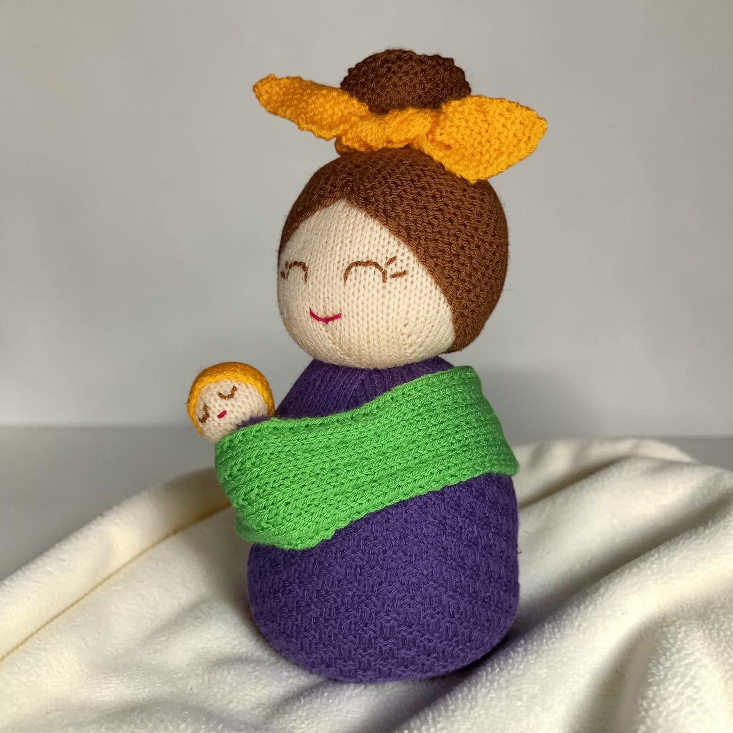 Here’s a closer peek—first, the baby snuggled up in its knitted sling, and then a close-up so you can see all the little details on the baby doll. I love how much personality these tiny stitches bring to each piece!
You'll find all my pattern links in my bio
#KnittingPattern
#HandmadeDolls
#ModernKnits
#MotherAndBaby
#KnittersOfInstagram
#PlayValue
#SoftToyPattern
#HandmadeGift
#DollKnitting
#CraftyMakers
#YarnLove
#BeginnerKnitting
#StylisedDolls
#KnitToy
#KnittersCommunity