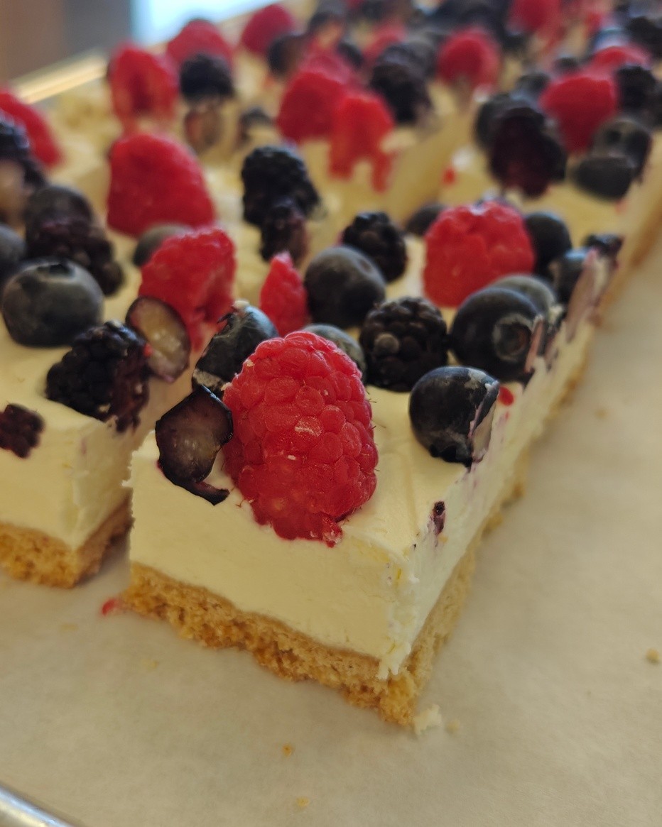 It might technically still be spring… but this dessert clearly didn’t get the memo. ☀️🍓🫐
Our Berries & Cream Bar tastes like summer already. It starts with a buttery graham cracker crust, topped with a light and creamy blend of cream cheese and whipped cream, then finished with fresh raspberries and blueberries for the perfect sweet-tart bite.
Cool, creamy, and bursting with berries — basically the dessert version of a warm sunny day.
#senzaglutenfree #glutenfreebakery #glutenfreedessert #berriesandcream #springdesserts #summerflavors #glutenfreelife #glutenfreevegas #vegaslocals #glutenfreecommunity