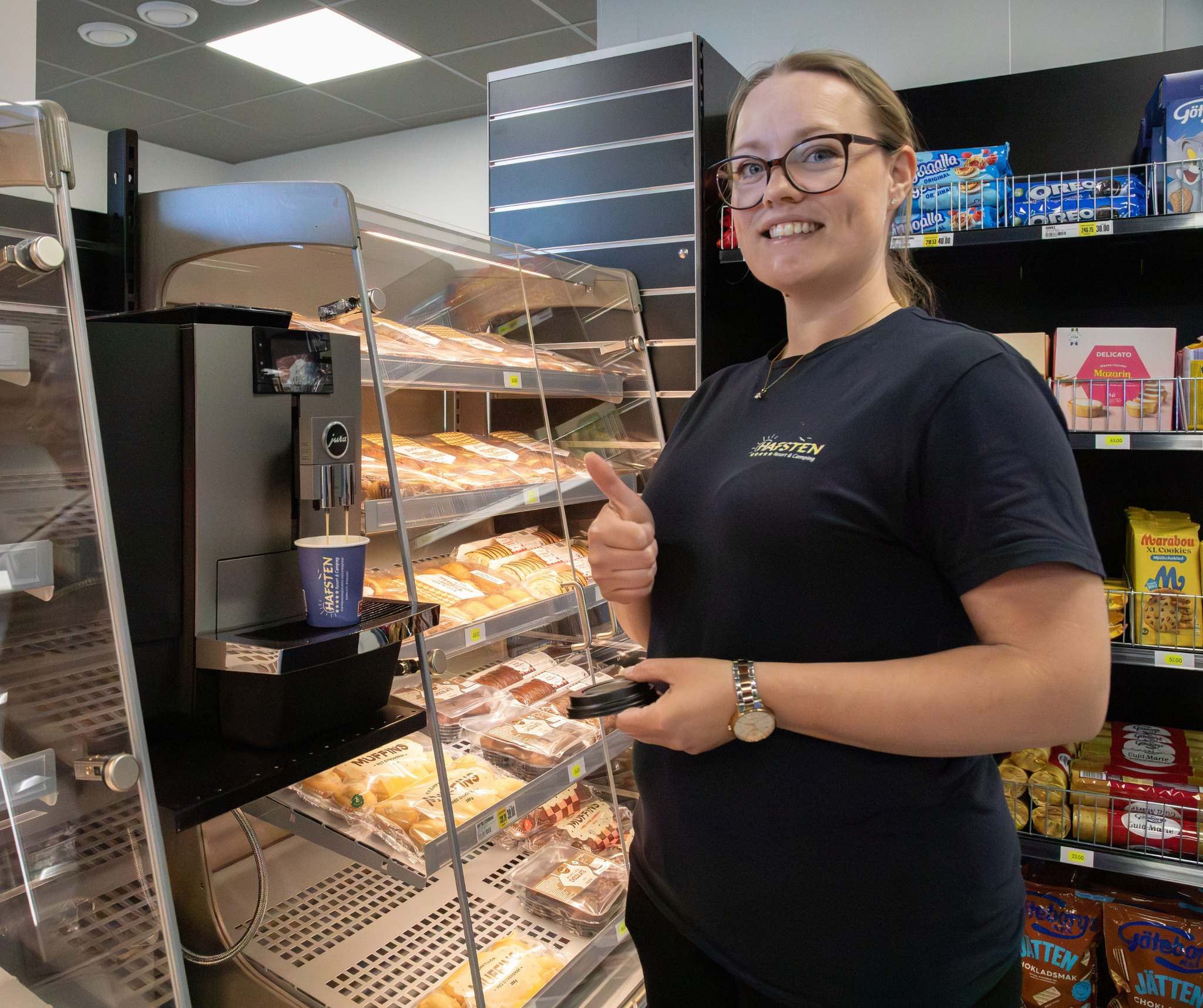 Lite extra lyx i vår nya butik ☕️💁♀️ Vi har installerat en sprillans ny kaffemaskin 👏
Perfekt till frukostfrallorna, att ta med till stranden (eller till gubben som väntar medan du shoppar 😅👍) .
Och självklart finns både mjölk och havredryck att toppa med 👌