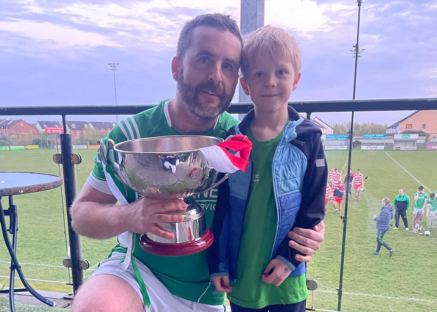 For the first time since its inception, Corn Dónal Ó Loingsigh has come home 🏆 Comhghairdeas lenár mbuachaillí on beating a spirited Drumree side yesterday evening in Ashbourne. It was only fitting that the man to captain the side, and lift the trophy, was Dónal’s son Fiach and grandson Hugh!