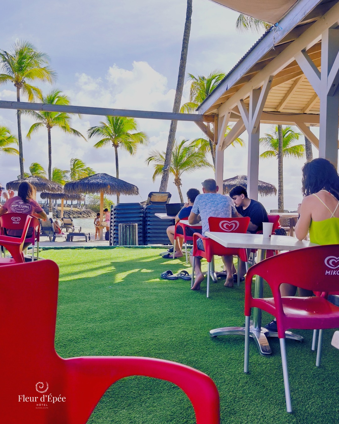 Sous la terrasse du Ti Lolo, le temps change de rythme. On s’y retrouve pour échanger, travailler en douceur ou simplement savourer un instant face à l’horizon… un verre ou une frite à la main, les pieds presque dans le sable.
Au snack bar, chaque pause gourmande a un petit goût de paradis.
Vous pouvez y chiller ou refaire le monde tous les jours de 10h à 17h30
#snackbarhotel #bardeplage #beachbarguadeloupe #beachbarhotel