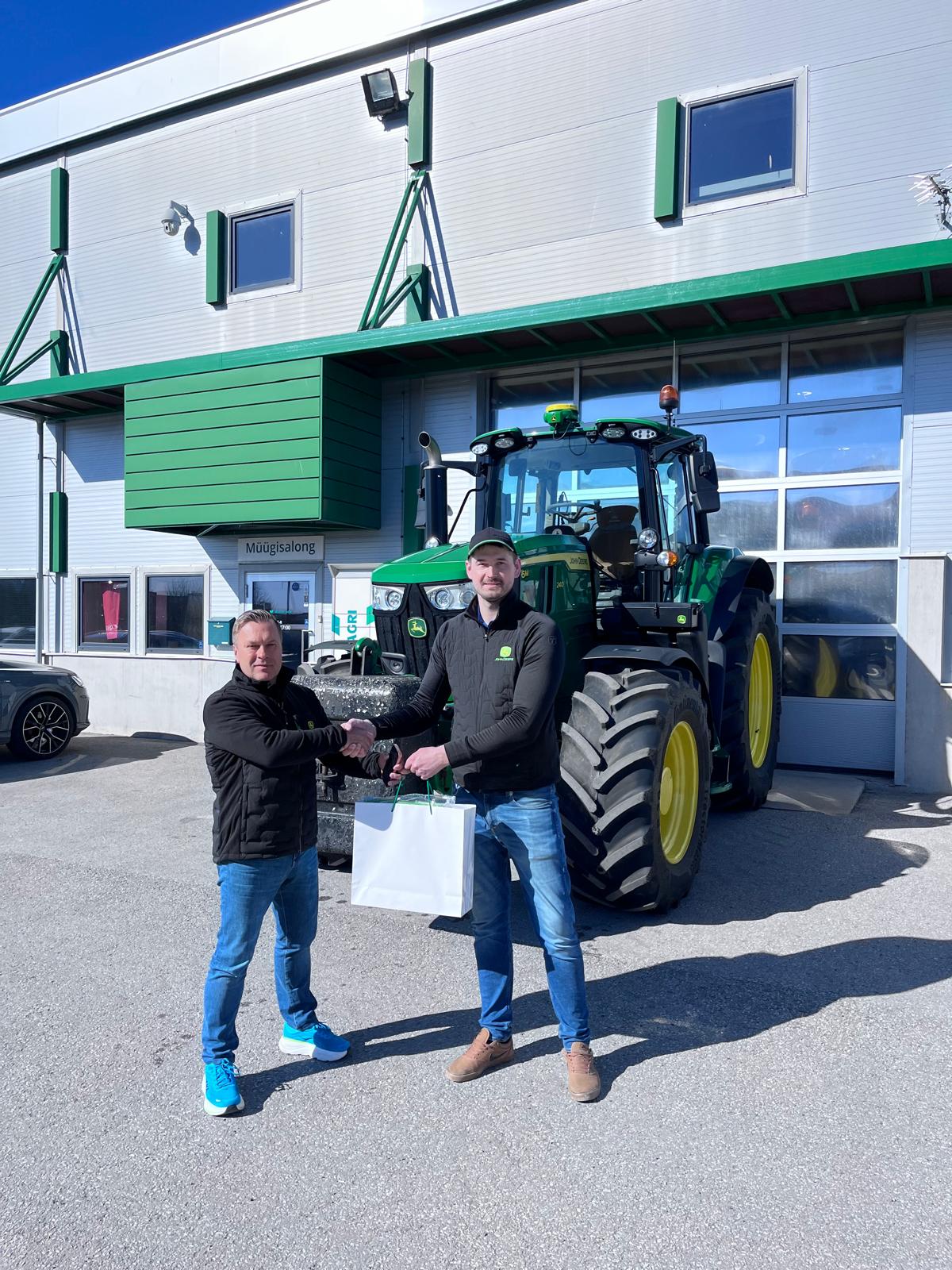 Tartumaa müügiesindaja Tiit Aasna nägu on naerul - uhiuus John Deere 6M 240 sai üle antud Mo....
