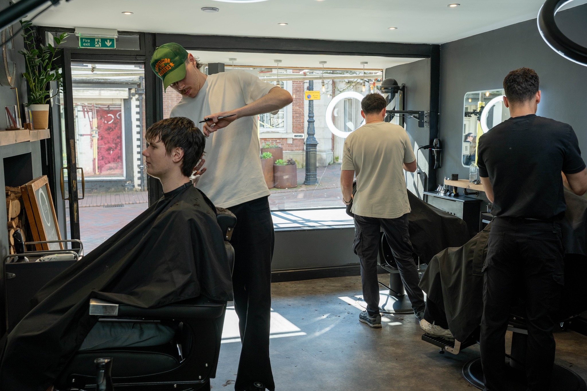 Summer’s not far off now, longer days, more plans, and a bit more reason to keep on top of things.
Our Macclesfield shop on Chestergate has been getting busier as people start getting themselves sorted ahead of it. Nothing over the top, just a steady flow and a good feel in the shop.
If you’ve got holidays, events, or just want to stay on top of it, worth getting your appointments booked in early.
cratecheshire.nearcut.com