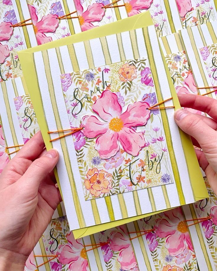 Des idées de papeterie de mariage inspirées des fleurs que l’on n’arrive plus à enlever de notre moodboard 💌
Entre illustrations botaniques délicates, papiers texturés et palettes tout en douceur, chaque détail devient une poésie à part entière. Faire-part, menus, marque-places… autant de petites attentions qui donnent le ton et racontent déjà votre histoire.
À mi-chemin entre élégance intemporelle et fraîcheur florale, ces inspirations nous donnent envie de dire “oui” encore et encore 🌸
Et vous, vous seriez plutôt fleurs sauvages ou roses romantiques ? 💭