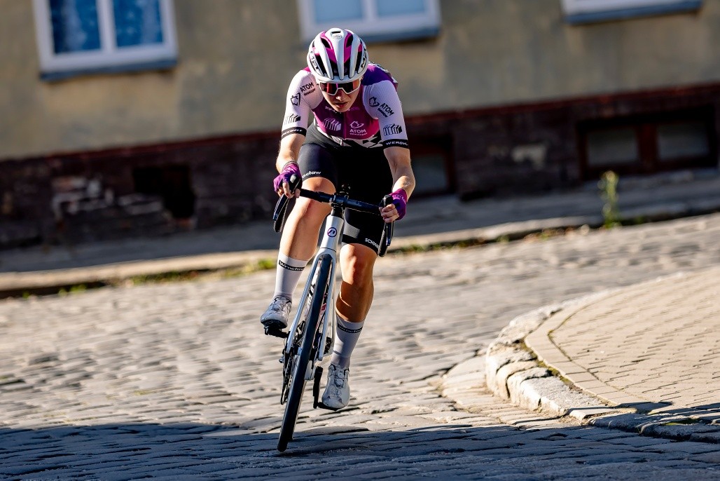 @scheldeprijsofficial was a true test of nerves. While 61st place @tamara_szalinska isn't the result we aimed for, the experience of racing at such extreme speeds is a massive win for the team’s development.
The finale was chaotic and filled with crashes, but holding our ground in a high-velocity peloton gave the girls invaluable insight into top-tier racing🔥💪
#2Bteam #allezatomówki #Scheldeprijs #atomdeweloper_team_wroclaw ##pijkranówkę #cycling #kolarstwo
O