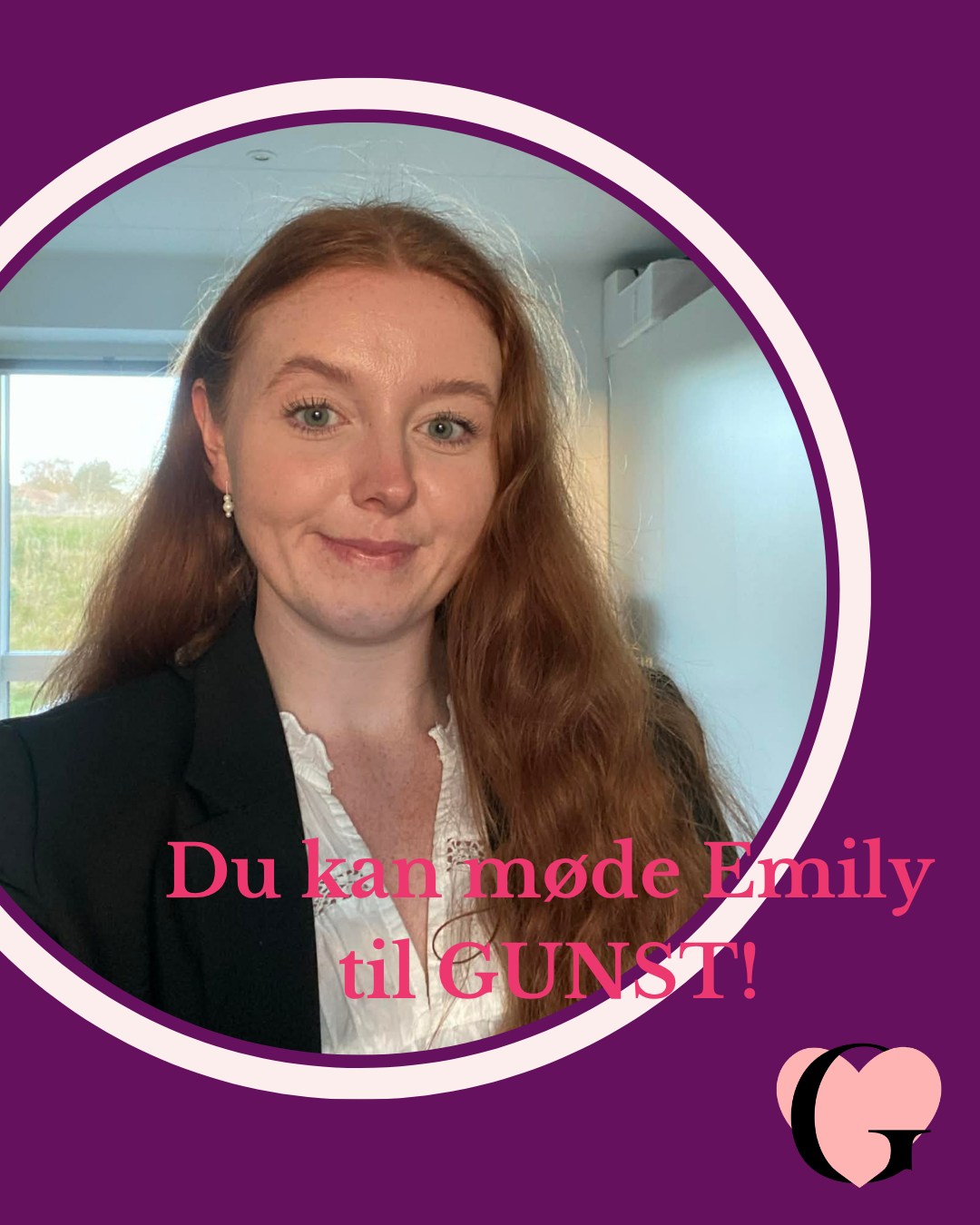 Emily kan du møde til GUNST.
Hun har fået lov til at deltage i forbindelse med sin uddannelse og vil måske stille dig et spørgsmål eller to.
Om Emily:
Mit navn er Emily, og til daglig studerer jeg service- og oplevelsesøkonomi på UCL i Odense på 2. semester. Mit speciale er event management, hvilket jeg skal til eksamen i til sommer.
Så frygt ikke, hvis Emily prikker dig på skulderen, hun prøver bare at lære om hele dette fantastiske community og romance genren. <3