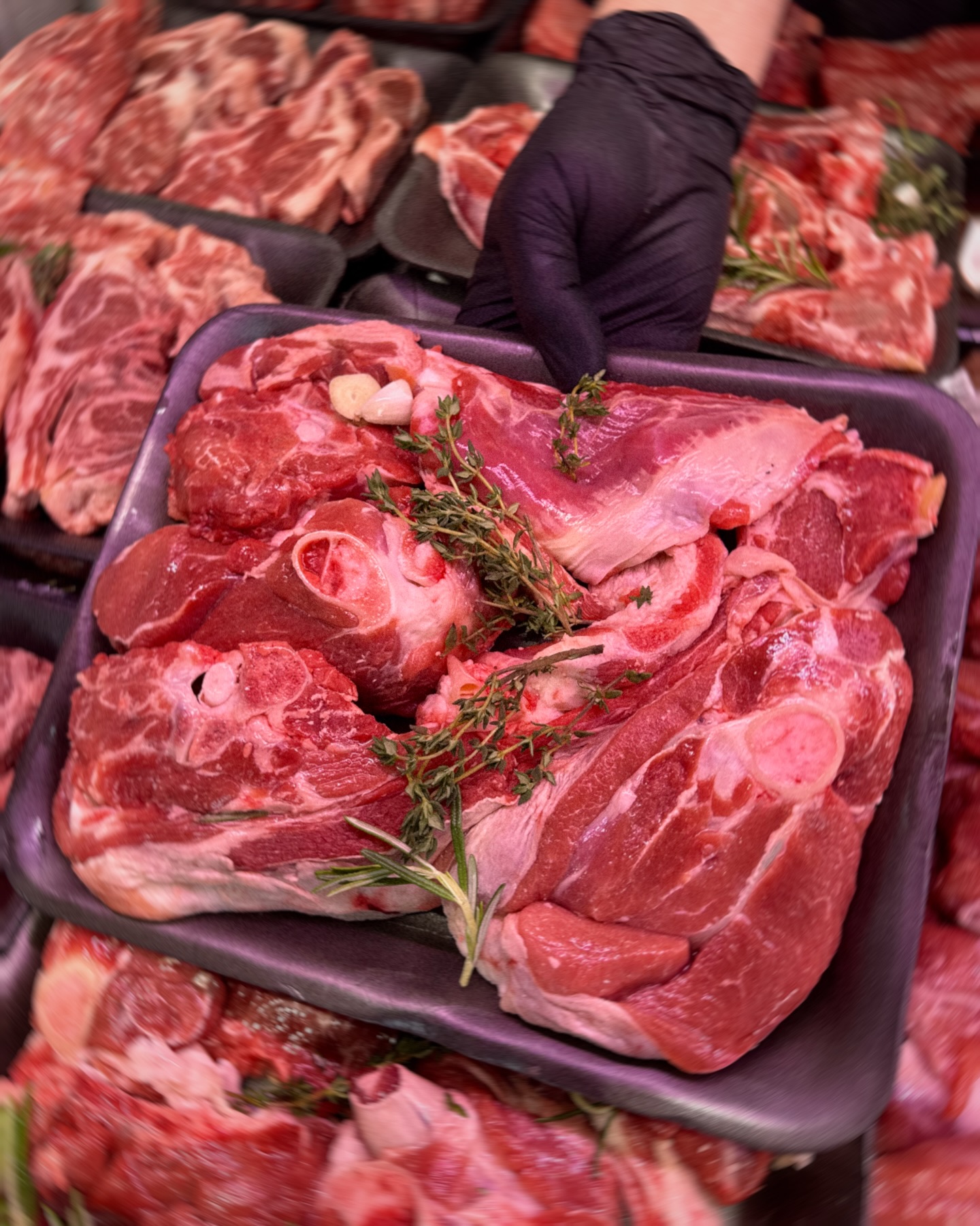 Masa de Sărbătoare se completează perfect cu o friptură bună. 😊
Gătite tradițional sau după rețete moderne, berbecuțul asortat sau cotletul de oaie cu os de la @kosarom.finestore vor adăuga un plus de gust în meniul tău.
📍 Family Market Miroslava
📍 Family Market Bucium