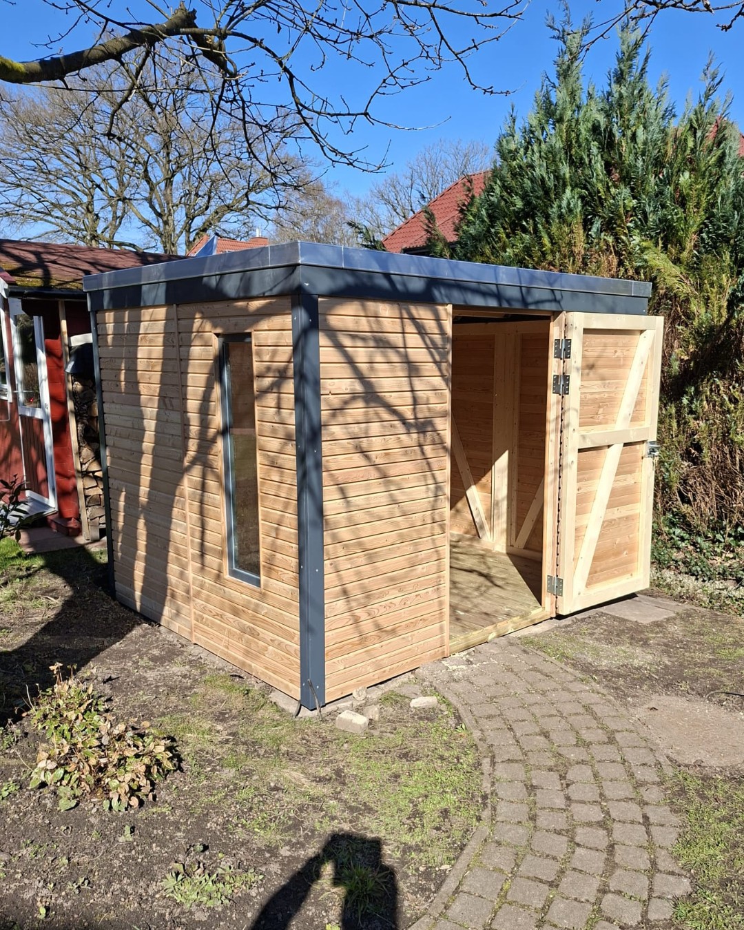 Ein weiteres Gartenhaus vom Typ KLARE LINIE steht 🥳.
Unser Kunde hatte das Gartenhaus mit den Abmessungen 2,5 x 3m, mit EPDM-Bedachung und einem seitlichen Fenster beauftragt und unsere Monteure haben es für ihn aufgebaut. Sieht klasse aus 👍🏻.
Interessierst du dich für unser Gartenhaus KLARE LINIE? Dann melde dich gerne für ein Beratungsgespräch: 04322-69020. Wir freuen uns auf deinen Anruf 😃.
#gartenhaus #holzgartenhaus #gartenhausklarelinie #freeseholz