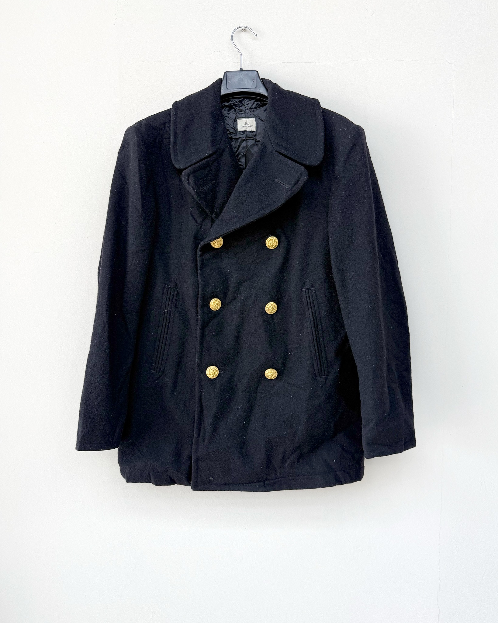 Peacoat della Marina Militare, il classico caban intramontabile.
Realizzato in panno di lana blu navy, garantisce calore e resistenza, pensato per affrontare vento e intemperie. Il design doppiopetto con bottoni dorati decorati con ancora ne definisce l’estetica iconica.
Collo ampio rialzabile e interno spesso trapuntato aggiungono funzionalità e comfort.
Un capo militare che resta sempre attuale.
🛒 Disponibile sul nostro shop on-line oppure in Store
💬 Contattaci per qualsiasi informazione o dettaglio che vuoi sapere
#peacoat #marinamilitare #caban #woolcoat #militaryvintage