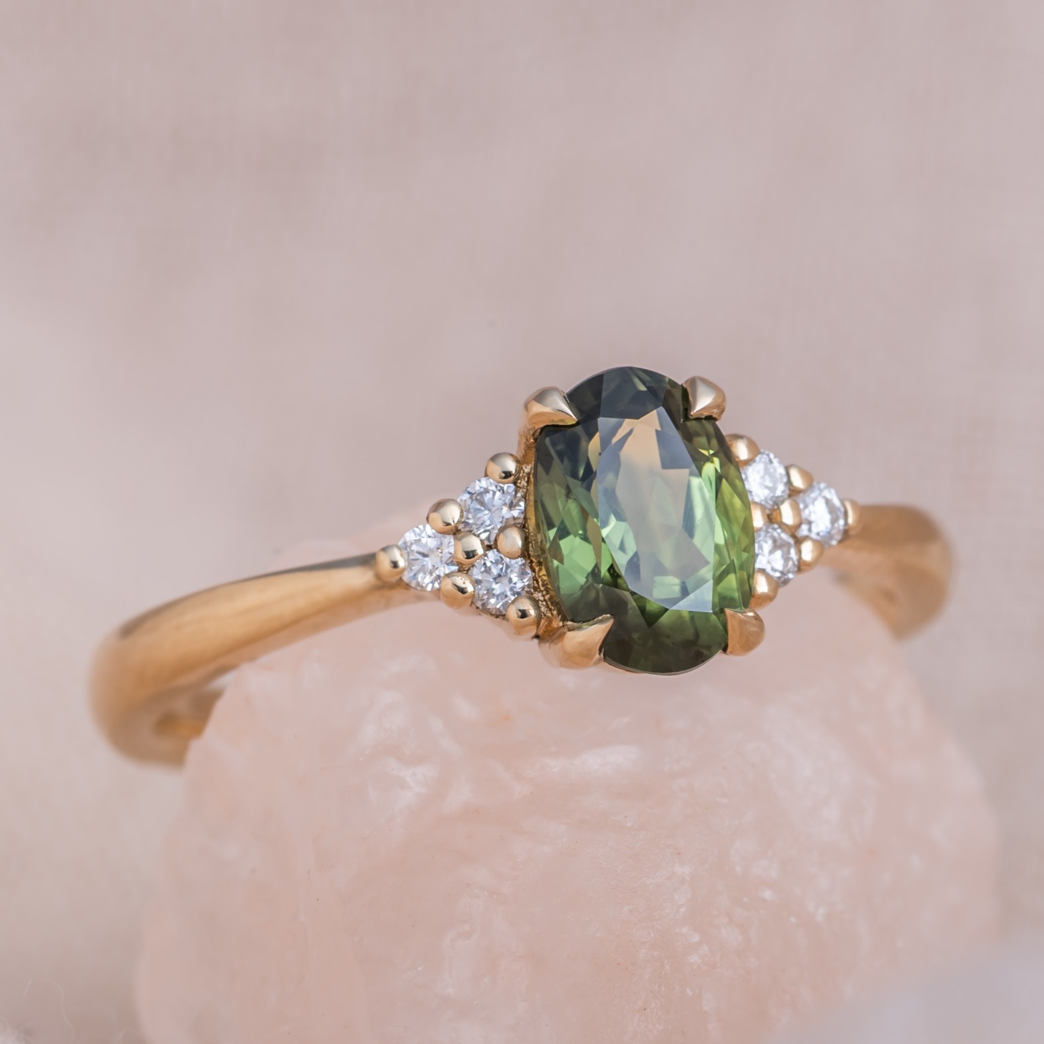 If you’d like to see the full green sapphire collection, it’s on my website. And if you need help choosing, feel free to reach out✨
☝️The Rosalia ring with a 1ct Australian green sapphire💚