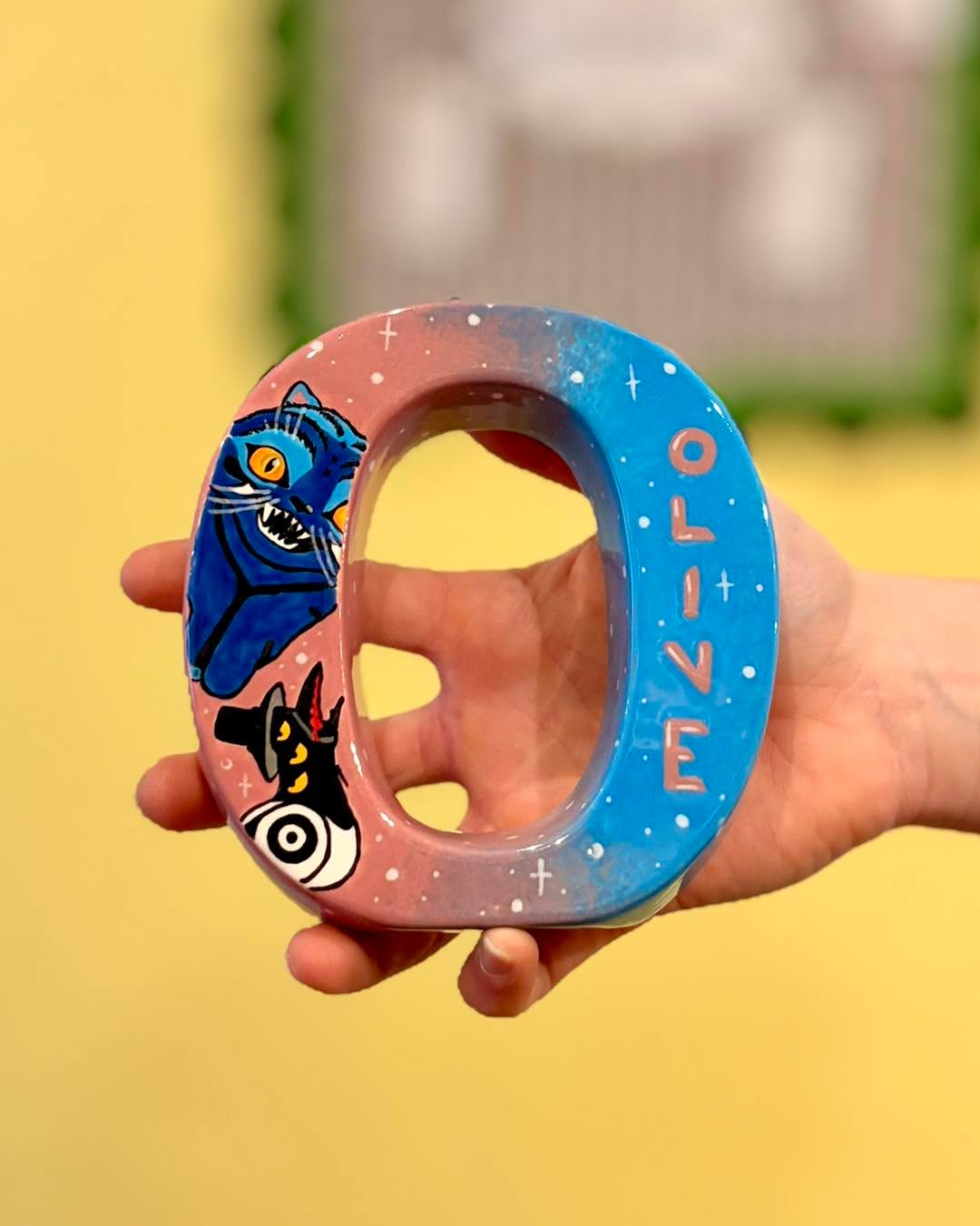 Guess the movie 👀🎬
We’re a little bit obsessed with this one 😍✨
Don’t forget we’re open every day over the school holidays - spaces are filling fast so make sure you book online 💛
#guessthemovie #potterypainting #creativeinspo #paintyourownpottery #thingstodouk #artreel #handpainted #schoolholidays #familyactivities