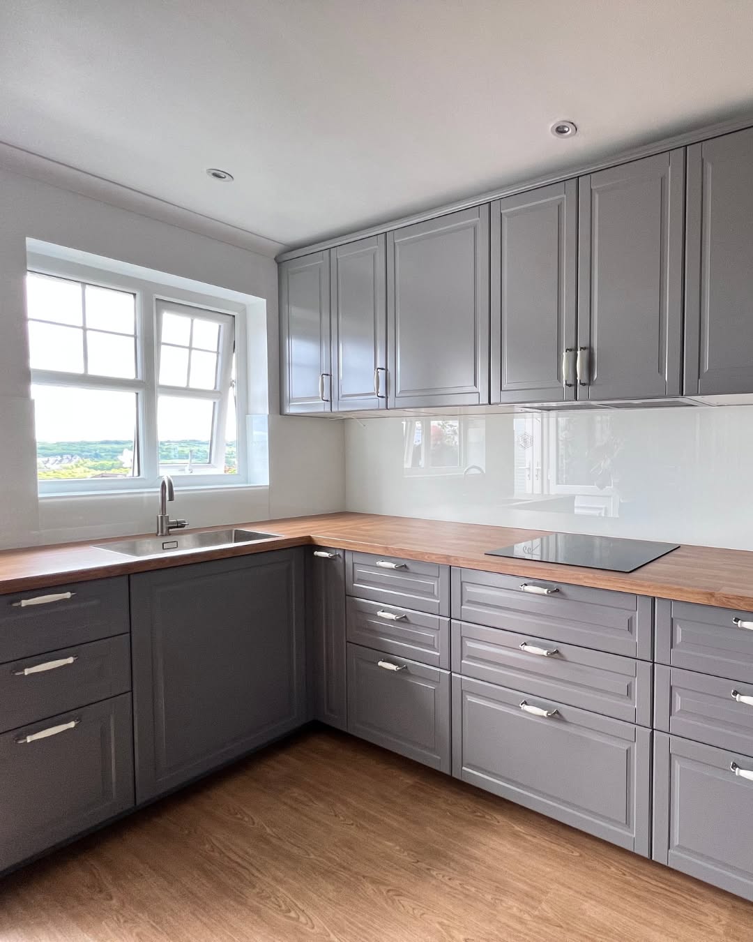 Give guests major kitchen envy by installing beautiful painted glass splashbacks.
Available in an infinite choice of colours, they are guaranteed to serve WOW!
Get in touch 👉 ☎ 0191 3758700 ⌨ sales@glassmirrorsolutions.co.uk
#KitchenDesignUK #kitchendesignideas #splashbacks