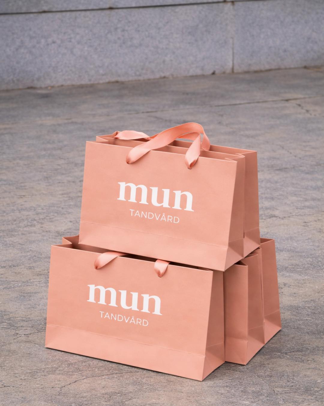 Gå härifrån med lite mer än bara ett leende🤍
Välkommen till oss på Mun😊