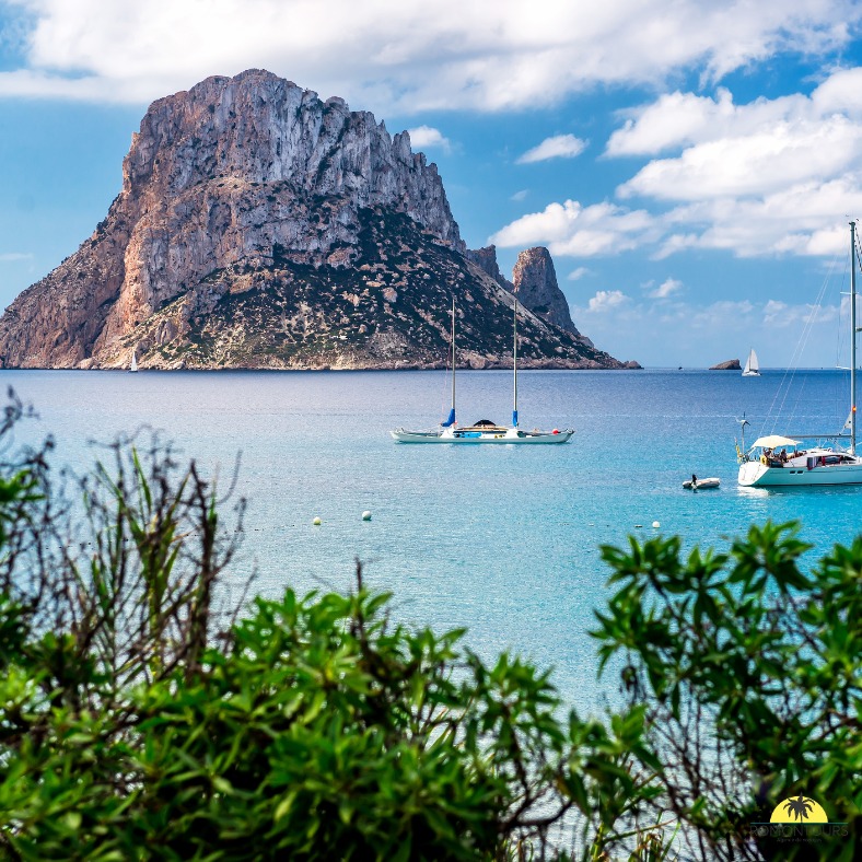 𝐈𝐛𝐢𝐳𝐚, 𝐛𝐢𝐞𝐧 𝐩𝐥𝐮𝐬 𝐪𝐮’𝐮𝐧𝐞 𝐢̂𝐥𝐞 𝐟𝐞𝐬𝐭𝐢𝐯𝐞
Envie de découvrir une autre facette d’Ibiza ? Loue une voiture et pars explorer l’île à ton rythme, entre criques secrètes, villages blancs et panoramas à couper le souffle.
En couple, profite de couchers de soleil magiques, de dîners en bord de mer et de petites plages isolées pour des moments à deux inoubliables. En famille, Ibiza offre aussi de nombreuses activités : plages adaptées aux enfants, excursions en bateau, marchés locaux et balades dans la nature.
Entre détente, découvertes et ambiance méditerranéenne, Ibiza se révèle être une destination complète, idéale pour un séjour sur mesure, que ce soit en amoureux ou avec tes proches.
#Ibiza #Baléares #VoyageEnFamille #VoyageEnCouple #LocationDeVoiture #VoyageSurMesure #ÉvasionMéditerranéenne #romontregion #fribourgregion #romont