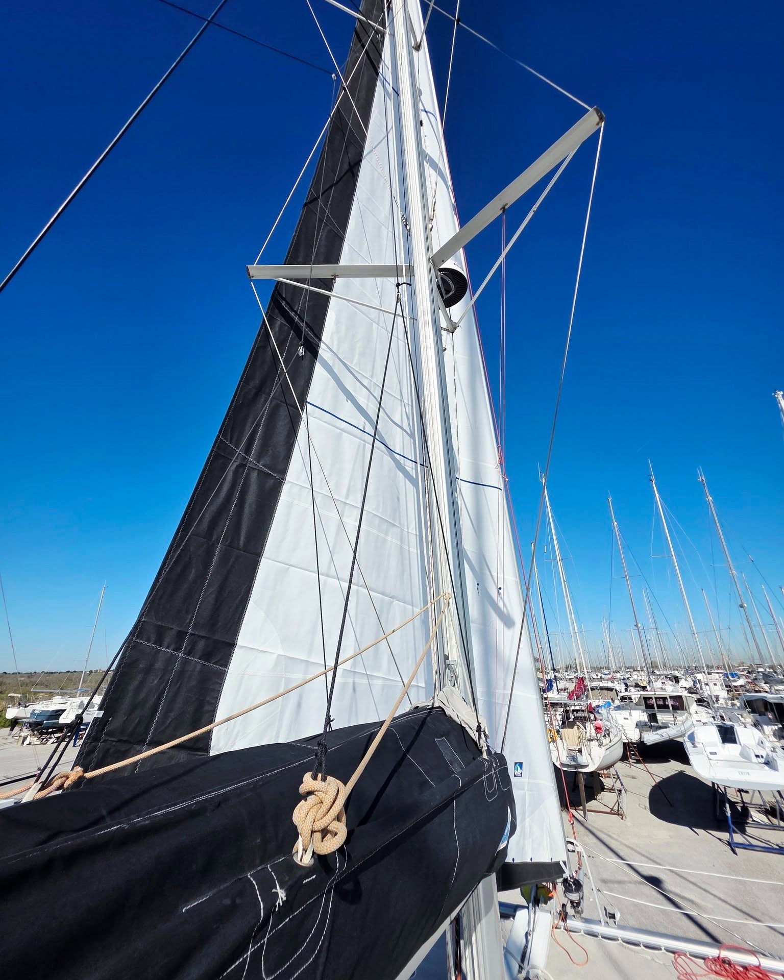 Essai cruising Code 0 & génois pour "Lady of Capetown" ☀
•
•
•
✨#Lagoon400 #Voilier #SailingLife #Voile #Nautisme #Croisière #Navigation #Sailinglifestyle