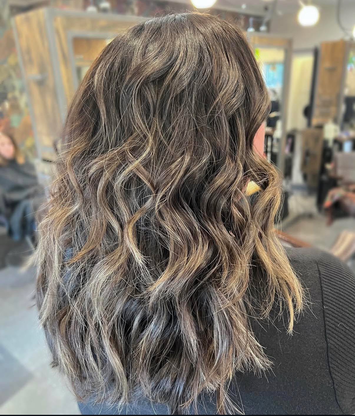 Foliyage = the low maintenance hair of your dreams 💭😍
Hair by @hayley.hairandhappiness
•
•
•
#vahairsalon #lowmaintenancehair #blacksburgstylist #haircolor #foilayage