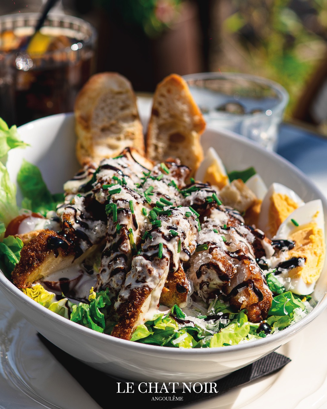 Le soleil brille enfin sur la Place des Halles ! ☀️ C’est le moment idéal pour s’installer sur notre terrasse et savourer notre incontournable Salade César.
Au programme de votre pause gourmande : sucrine hachée, tomates cerises, œuf dur, croûtons, copeaux de parmesan et notre généreux poulet pané maison. La fraîcheur parfaite pour un déjeuner réussi au cœur d’Angoulême.
On vous garde une table au soleil ? 🥗✨
#LeChatNoir #Angouleme #SaladeCesar #Terrasse #PauseMidi #FaitMaison #PlaceDesHalles