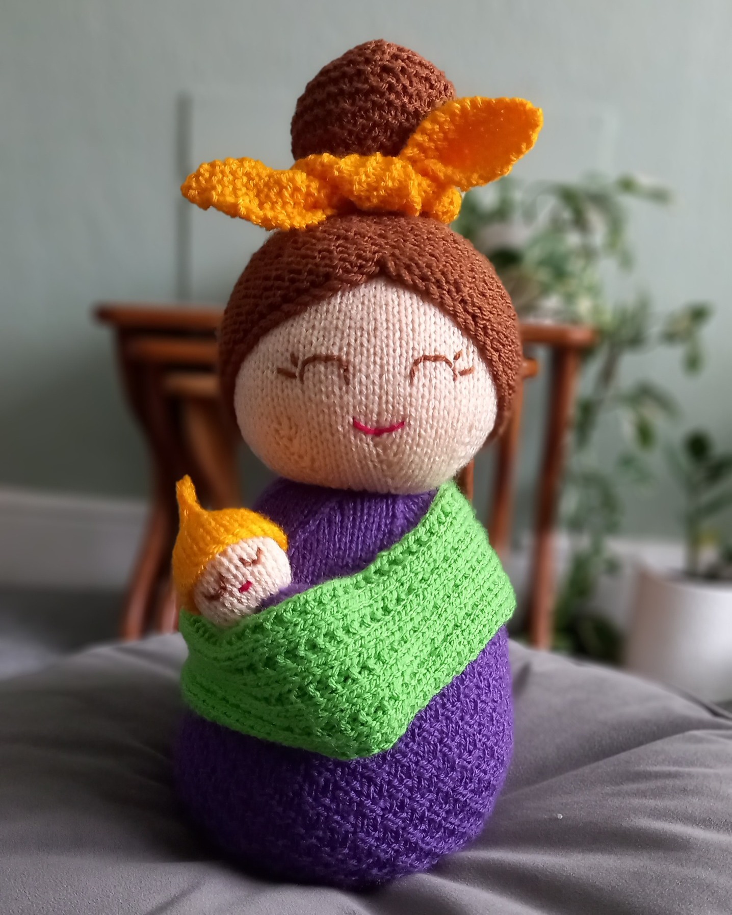 I can’t tell you how much happiness these dolls brought me while I was making them—I hope they do the same for you!
There’s nothing quite like gifting something you made with your own hands. If you give this pattern a try, let me know which colours you choose for the sling—I’d love to see your creations!
Links to PDF downloads and printed patterns are in my bio
#KnittingPattern
#HandmadeDolls
#ModernKnits
#MotherAndBaby
#KnittersOfInstagram
#PlayValue
#SoftToyPattern
#HandmadeGift
#DollKnitting
#CraftyMakers
#YarnLove
#BeginnerKnitting
#StylisedDolls
#KnitToy
#KnittersCommunity