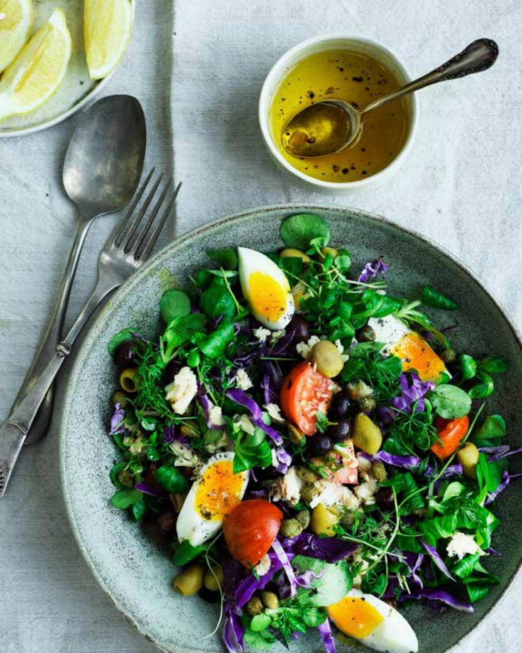 Lækker SALAT NICOISE
2 portioner
4 æg
50-75 g salat, fx feldsalat
150-200 g rød spidskål, fintsnittet
75 g cherrytomater, delt i halve
100 g oliven uden sten
3 spsk. ekstra jomfruolivenolie eller koldpresset rapsolie, fx med citronsmag
1 økologisk citron, saft og fintrevet skal
150 g tun i olivenolie
1 håndfuld frisk dild eller brøndkarse
salt og peber
Kog æggene ca. 8-10 minutter afhængig af størrelse.
Del æggene i kvarter. Anret
salaten på et stort fald. Bland salat, spidskål, cherrytomater, oliven, olien,
citronsaft og -skal. Top med tun og frisk dild, og drys
med salt og peber. Pynt med kvarte æg på salaten. Og
lidt friske urter.
Tip: Server Ketoboller til eller Fiberbrød
www.hartvig-engell.dk/butk