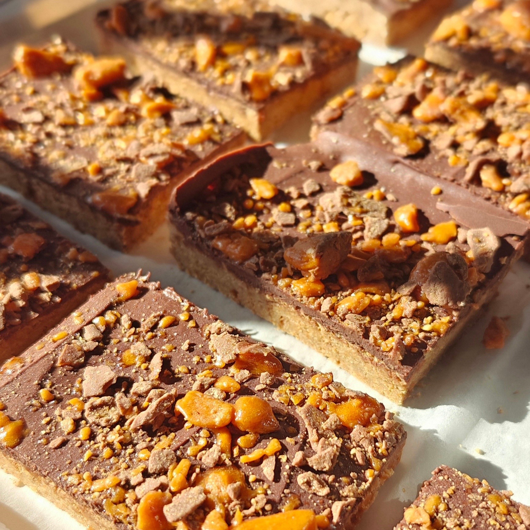 Do you love a Butterfinger? Then you’ve gotta try this. 🤤
Our Butterfinger Bar is packed with that sweet, crunchy, peanut-buttery goodness you know and love—layered into a rich, decadent dessert that might make you forget the candy aisle even exists.
Fair warning: it’s messy, crunchy, and completely irresistible… just like the original. And yes, you’ll probably get it all over your fingers. We consider that part of the experience. 😉
#senzaglutenfree #glutenfreebakery #butterfinger #glutenfreedessert #glutenfreevegas #vegaslocals #glutenfreelife #peanutbutterlover #desserttime