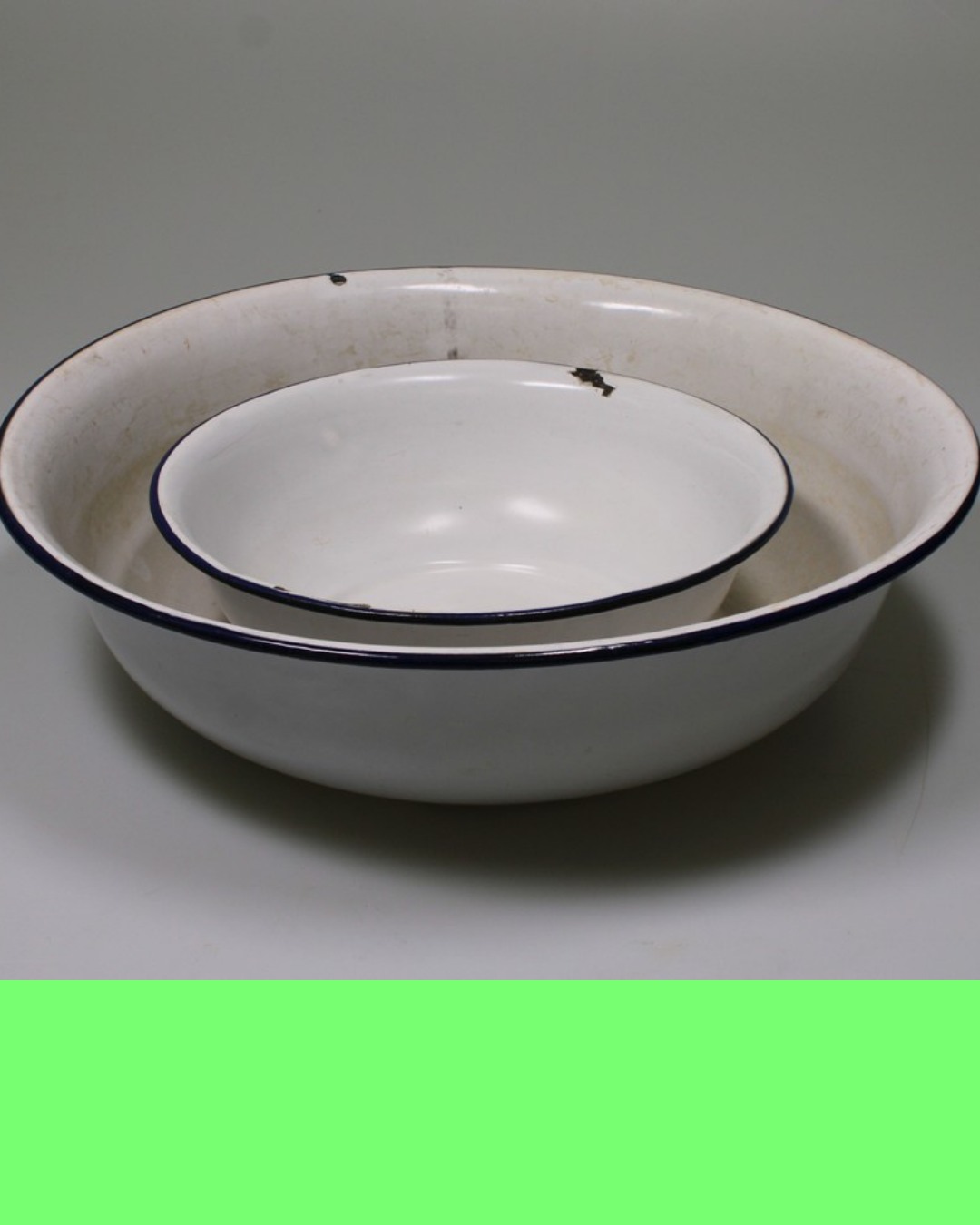 Ein Becken, ein Waschlappen – und einmal im Monat duschen.
So sah Alltag im Emmental noch vor wenigen Jahrzehnten aus.
Warmwasser musste gekocht werden, gebadet wurde selten – oft sogar im selben Wasser.
Und trotzdem:
„Mir si gross worde.“
👉 Was heute unvorstellbar wirkt, war damals ganz normal.
🔗 Mehr Erinnerungen im e-spycher
💬 Was erzählen dir ältere Generationen von früher?
#spychere #chüechlihus #lokaleswissen #emmental