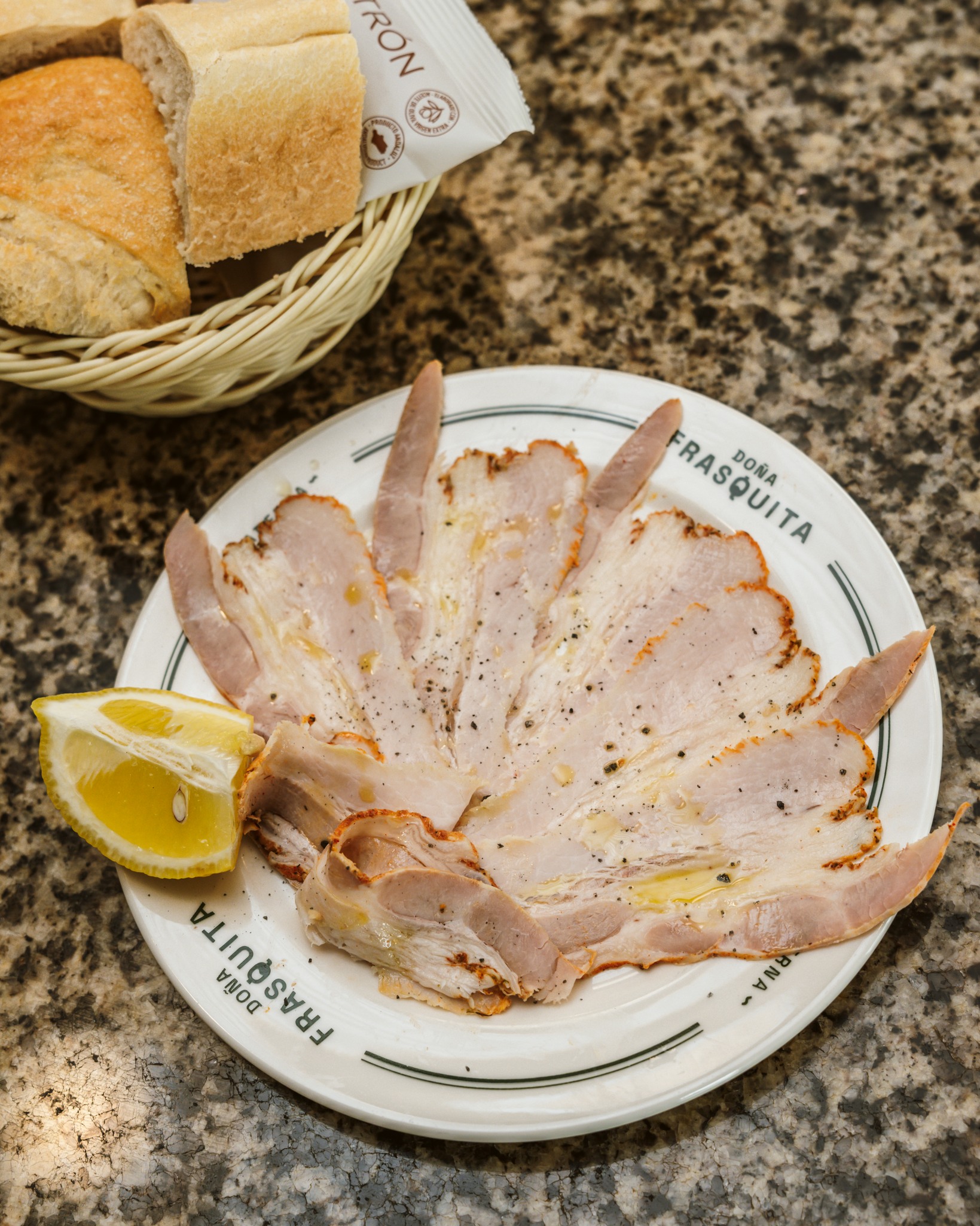 ¡Una de 𝐜𝐡𝐢𝐜𝐡𝐚𝐫𝐫𝐨𝐧𝐞𝐬! 👆🏽 Sin esta tapa una taberna no es taberna. Un plato mítico en nuestra gastronomía andalucia y de cadi que no puede faltar nunca en la mesa.
¡Vente!📍José López Rodríguez N7
-
#taberna #sanfernando #doñafrasquita #cocina