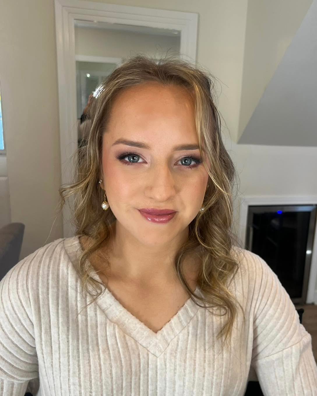 The goal isn’t to look different- It’s to look like the best version of you.
Makeup by sinprettybeauty_jaime 🤍