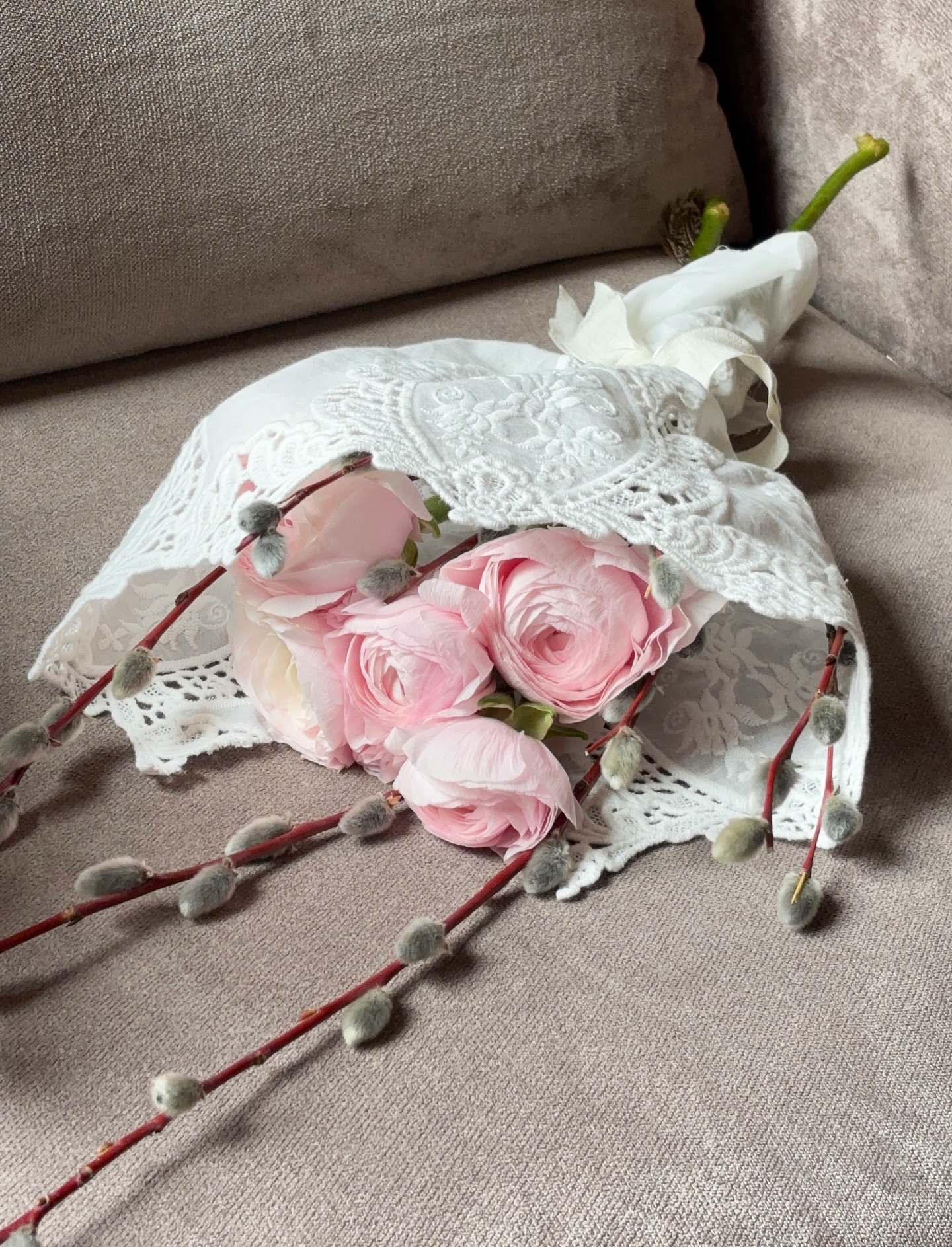 On a adoré cette nouvelle idée 💡 : détourner la dentelle pour emballer de magnifiques bouquets de fleurs de @buketnaya 🌸✨ Une touche poétique et originale !