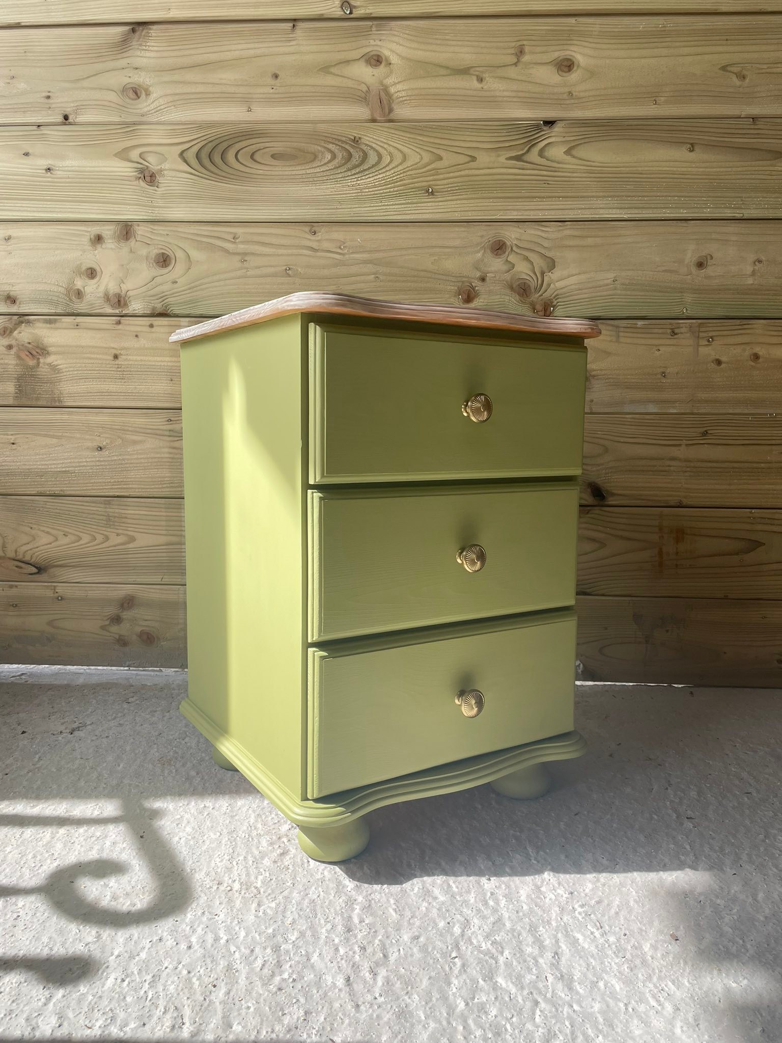 From orange, tired pine to fresh and full of character — lighter natural tops, a smart painted finish and new hardware make all the difference.
Details now on the website, or if you have some much-loved furniture that needs a refresh, get in touch for a quote.
#furniturerestoration #upcycledfurniture #paintedfurniture #furnituremakeover #sustainableinteriors #handpaintedfurniture #countryhome #relovedfurniture
#cotswoldsinteriors #cotswoldslife #wiltshireinteriors #supportlocalcotswolds