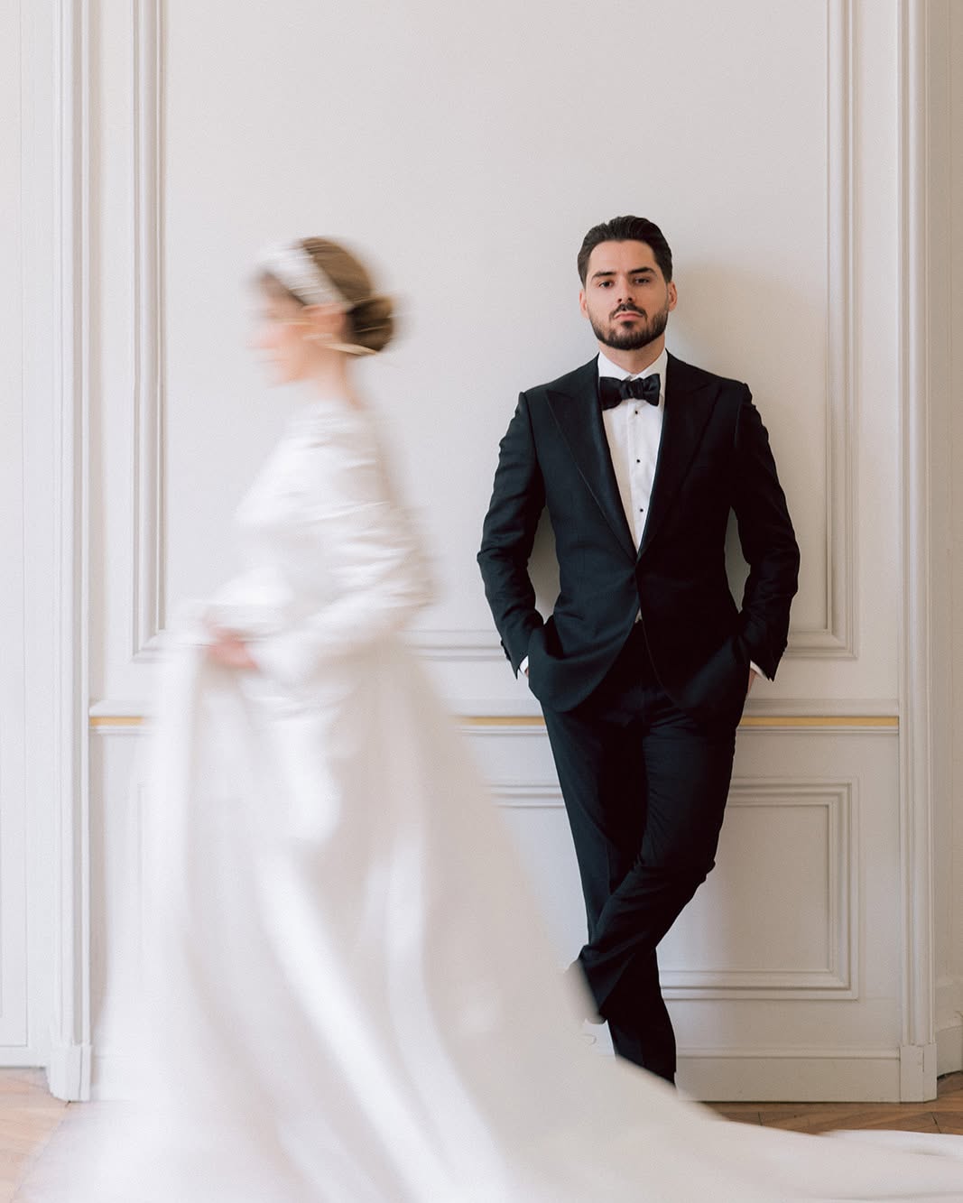 White dress, black suit—a timeless classic that never fails.
Lieu : @chateau_nainville_les_roches
Wedding planner : @cassandra_weddingplanner
Modèles : lagratiot et william_frnds
Robe : @aksel.wedding.dress
Costume : @maison_siake
Hair & make up artist : @iroazbeaute
Chaussures : @bellabelleshoes
Bijoux : @sohelo_bijouxmariage
___
#editorialwedding #editorialweddingphotographer #weddingcouple