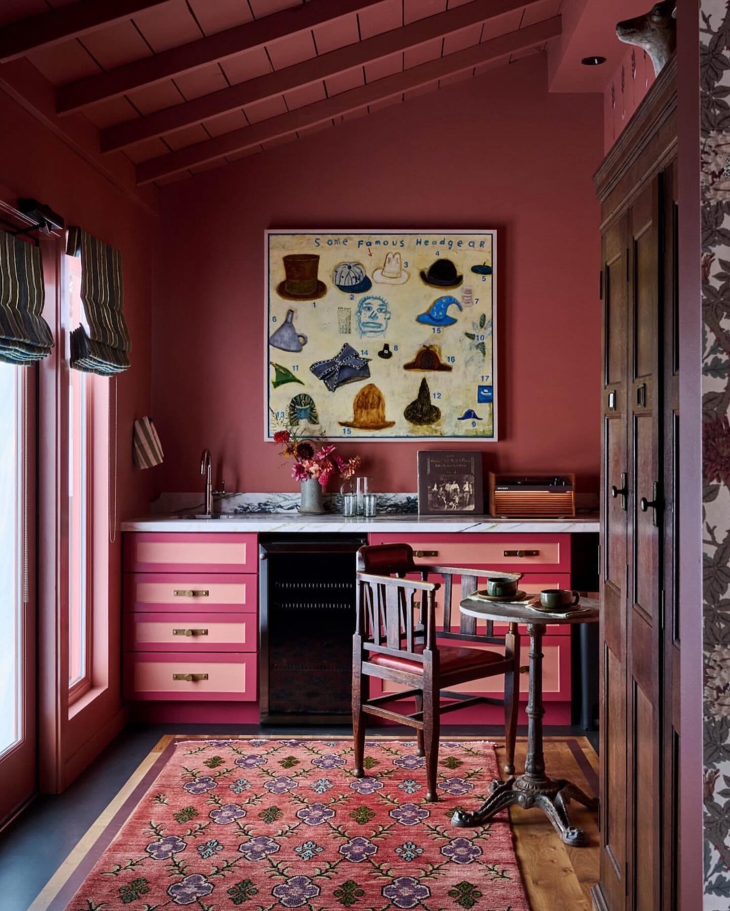 Un cottage où chaque détail raconte une histoire ❤️🔥
Imaginé par @kenfulk, ce refuge à @littlesainthealdsburg joue avec les couleurs comme une œuvre vivante : murs laqués aux teintes profondes, menuiseries contrastées, touches florales et mobilier patiné… Un équilibre parfait entre audace et chaleur.
On s’y imagine ralentir, prendre un café au soleil, entouré de matières et de couleurs qui réchauffent l’âme.
Une parenthèse hors du temps, capturée par @BrendanMainini pour @galeriemagazine ✨