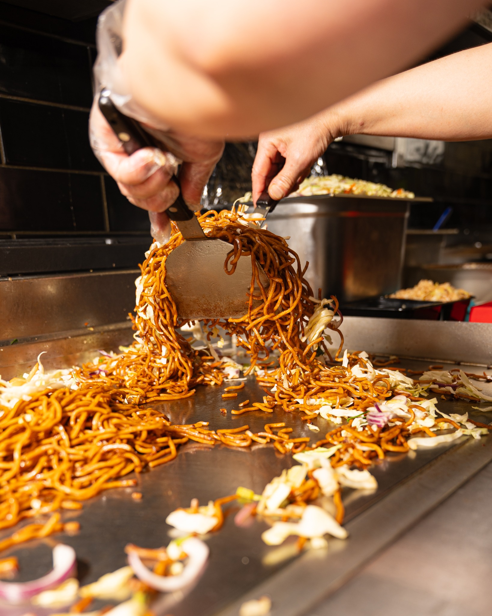 Frisch gemacht, heiß serviert → direkt in die Box! 🔥
#asiatisch #authentic #foodlover #nudelbox #noodleking