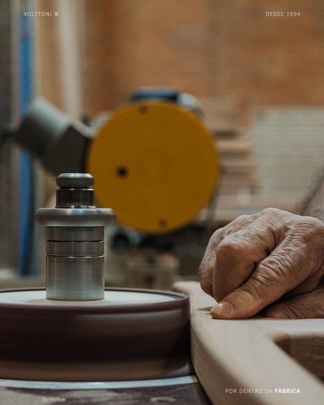 O trabalho minucioso que define a qualidade final dos nossos produtos. 🏭
.
.
.
📸 @ezpanizzi
#volttoni #mobiliariocontemporaneo #designautoral #moveissoltos #designbrasileiro #designnacional #projetodeinteriores #designerdeinteriores #bentogoncalves #serragaucha