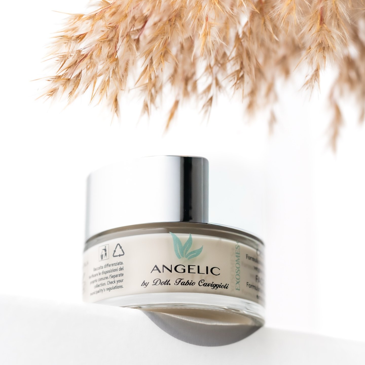 Face cream formulated with innovative active ingredients with a hydrating action, based on an Exosome containing melon extract that promotes cell regeneration, Caesalpinia spinosa gum and hyaluronic acid . Contains Angelica extra virgin olive oil supplied by the homonymous agricultural company, with a nourishing action, ideal for giving softness to the skin. Perfect as a natural solution also for post facial treatments.
Exosomes containing melon extract that also helps promote cell turnover and high molecular weight hyaluronic acid. Extra virgin olive oil, nourishing and naturally rich in antioxidants, helps to counteract skin ageing. >>>>>>Discover the amazing offer TRADEprivé for your shop
@angelicbeauty_it