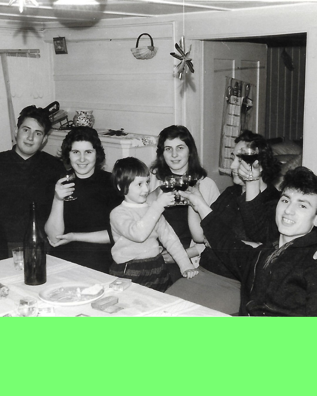 Ein Fabrikgebäude voller Leben.
In der Tuchfabrik Zürcher wurde nicht nur gearbeitet –
hier entstand auch ein Treffpunkt für italienische Migranten im Emmental.
Das «Centro Italo» war mehr als ein Lokal:
Es war ein Stück Zuhause.
👉 Geschichten wie diese zeigen, wie sich das Emmental verändert hat.
🔗 Mehr im e-spycher
💬 U was weisch de du? Verzeu mau!
#spychere #chüechlihus #lokaleswissen #emmental