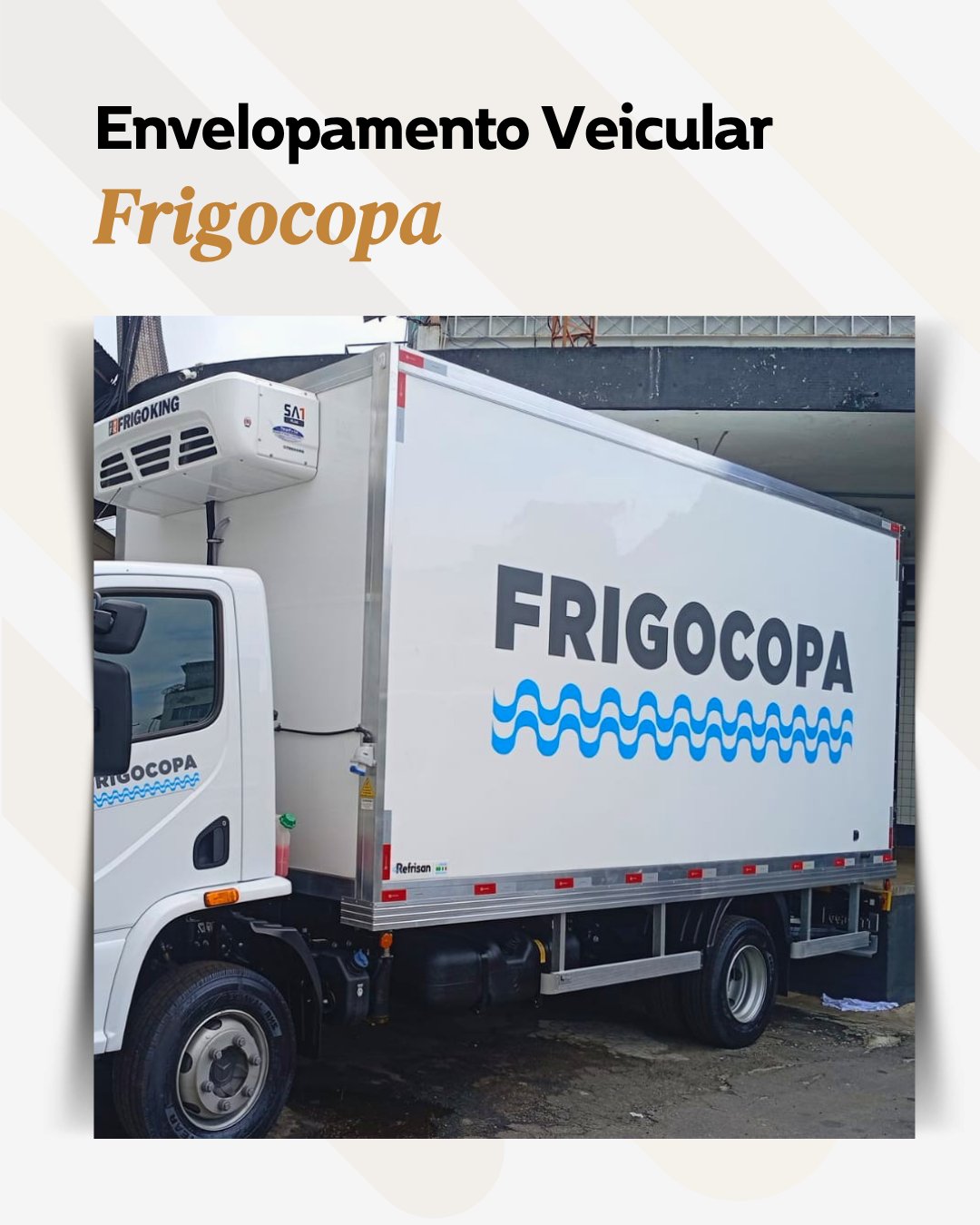 Envelopamento Veicular | Frigocopa
Transformar um veículo em mídia não é sobre aplicar adesivo.
É sobre colocar a marca em circulação todos os dias, em diferentes pontos da cidade.
Para a Frigocopa, executamos um envelopamento com foco em:
• leitura rápida à distância
• contraste limpo e profissional
• reforço direto de marca
Resultado: um caminhão que não só transporta produtos, mas também gera visibilidade constante.
Se o seu veículo roda, ele precisa comunicar.
Arrematte Comunicação
Da produção à aplicação, com padrão técnico e acabamento que sustenta a marca na rua.
#EnvelopamentoVeicular
#ComunicaçãoVisual
#BrandingNaRua
#MídiaOutdoor
#ArrematteComunicação