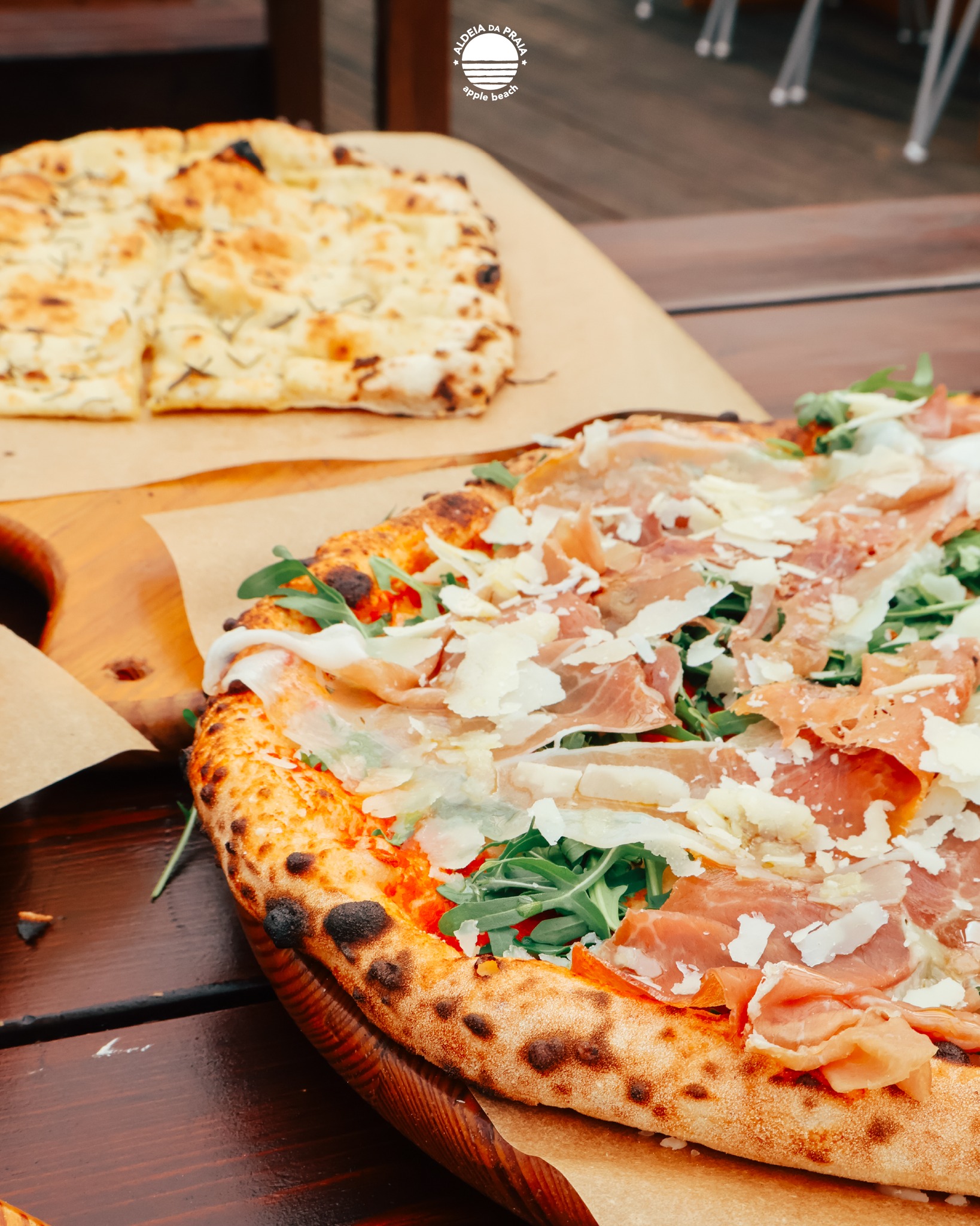 🇵🇹 Crocante por fora. Boa ideia por dentro.
@ama.pizzeria desde sempre a juntar pessoas à mesa.
🇬🇧 Crispy outside. Good idea inside.
@ama.pizzeria has always been bringing people together around the table.
#AldeiaDaPraia #PizzaMood #AmaPizzeria