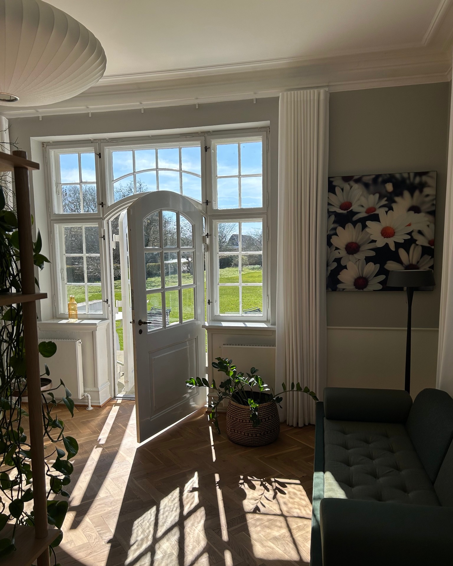 Lyset i havestuen lige nu...🌞 Der er noget helt særligt over forårssolen, der strømmer ind her i Lehnshus. Det perfekte spot til en hurtig kaffepause